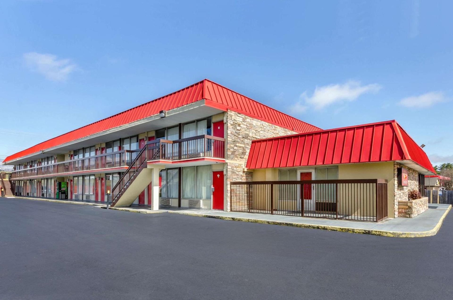 Econo Lodge Roanoke Civic Center photo 3