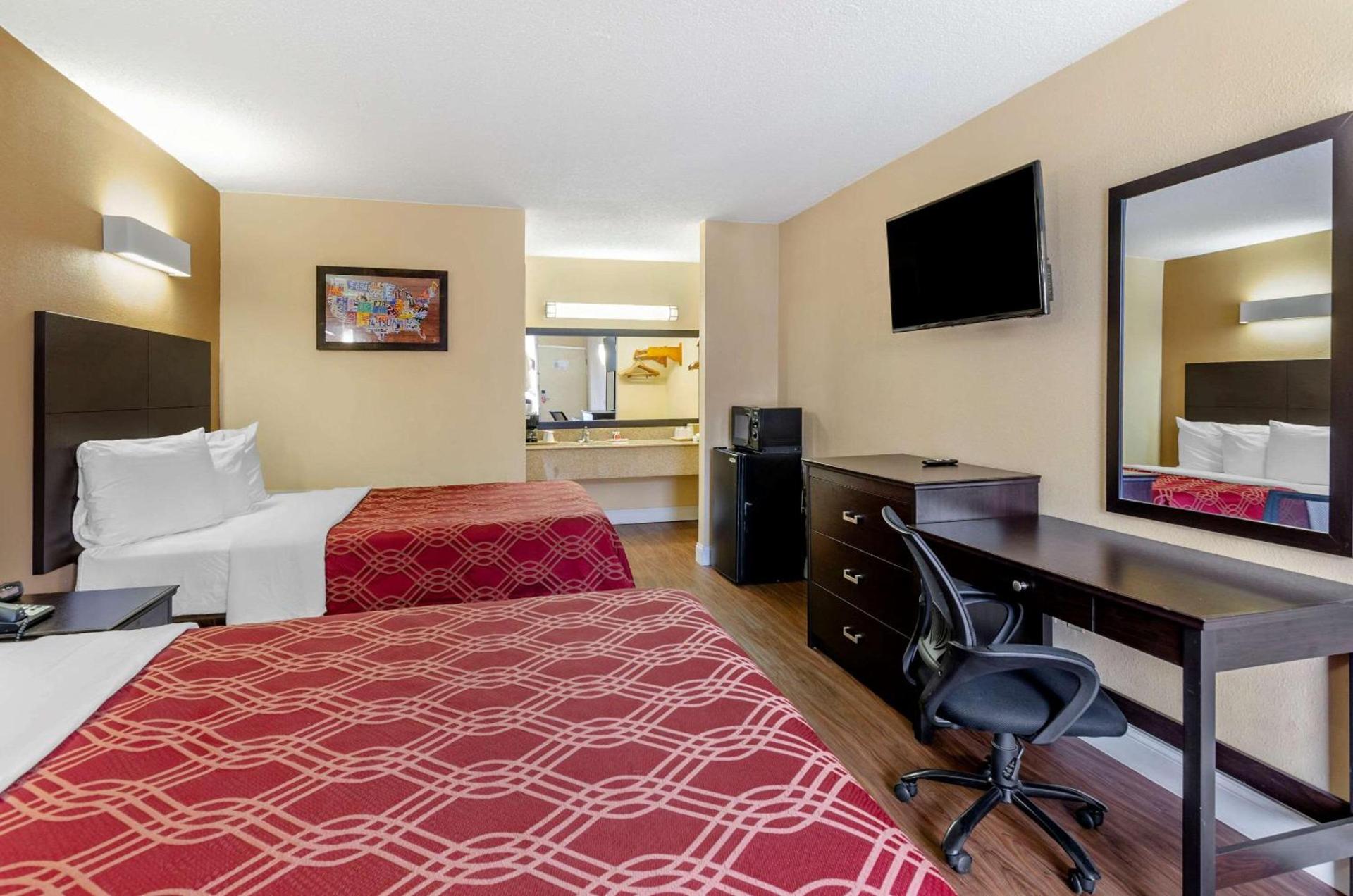 Econo Lodge Roanoke Civic Center photo 11