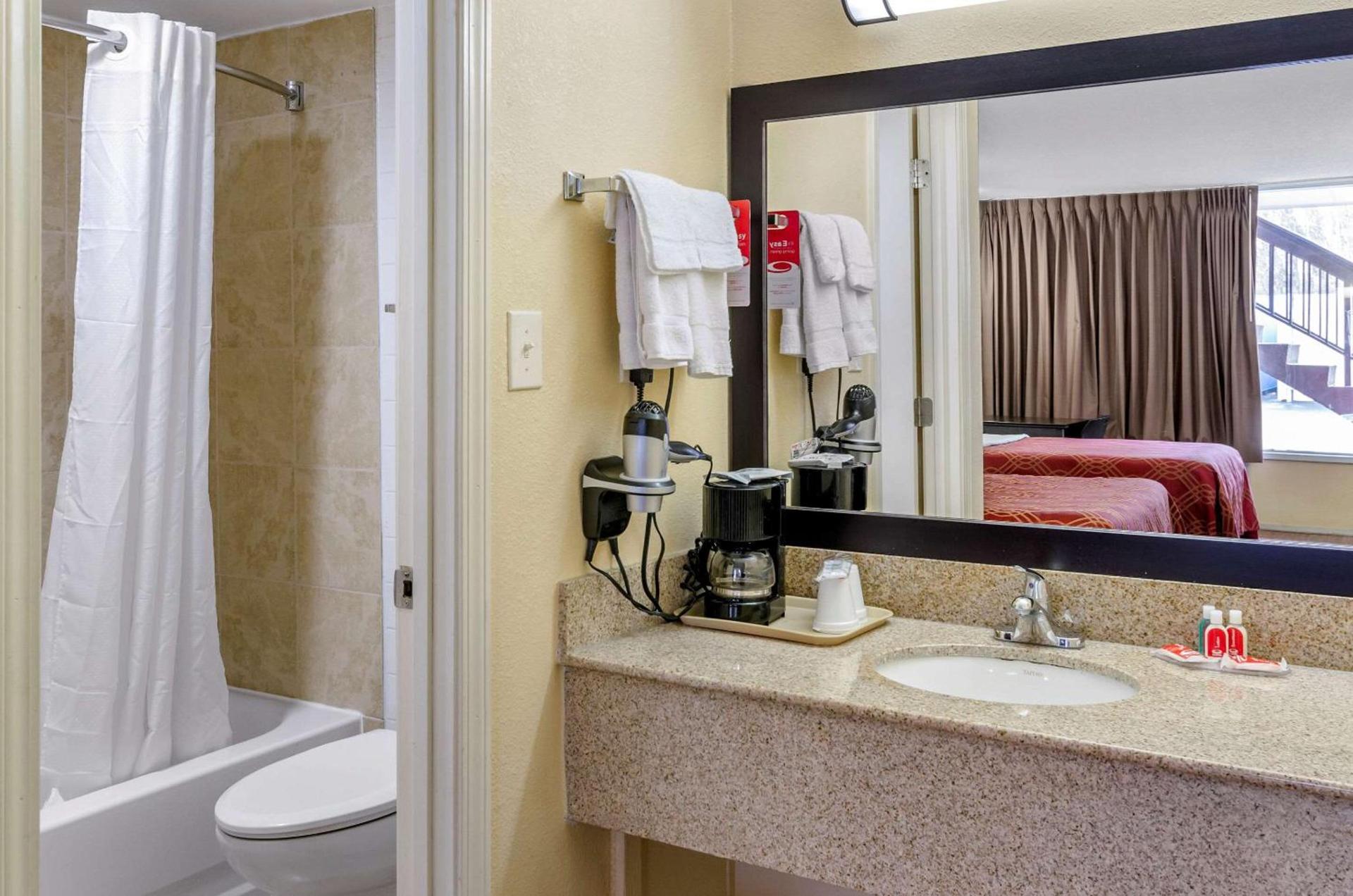 Econo Lodge Roanoke Civic Center photo 13