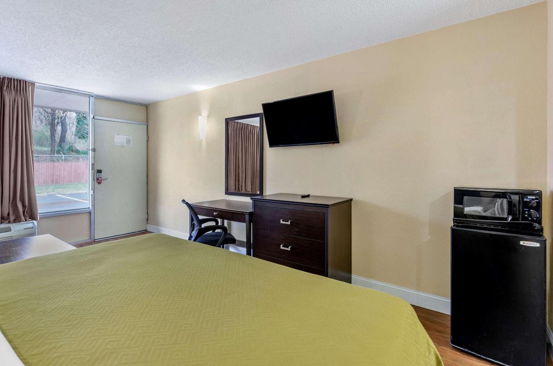 Econo Lodge Roanoke Civic Center photo 14