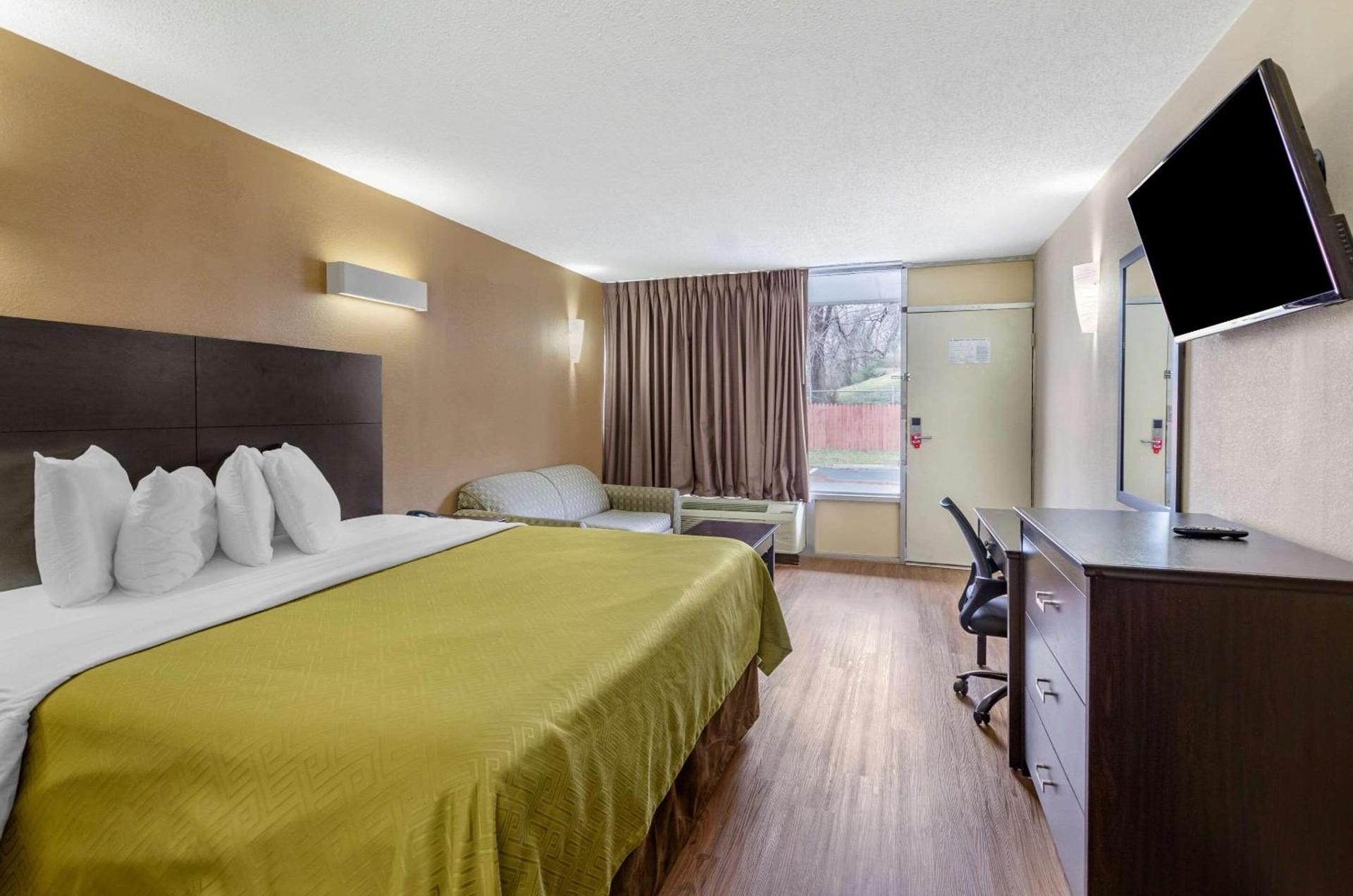 Econo Lodge Roanoke Civic Center photo 15