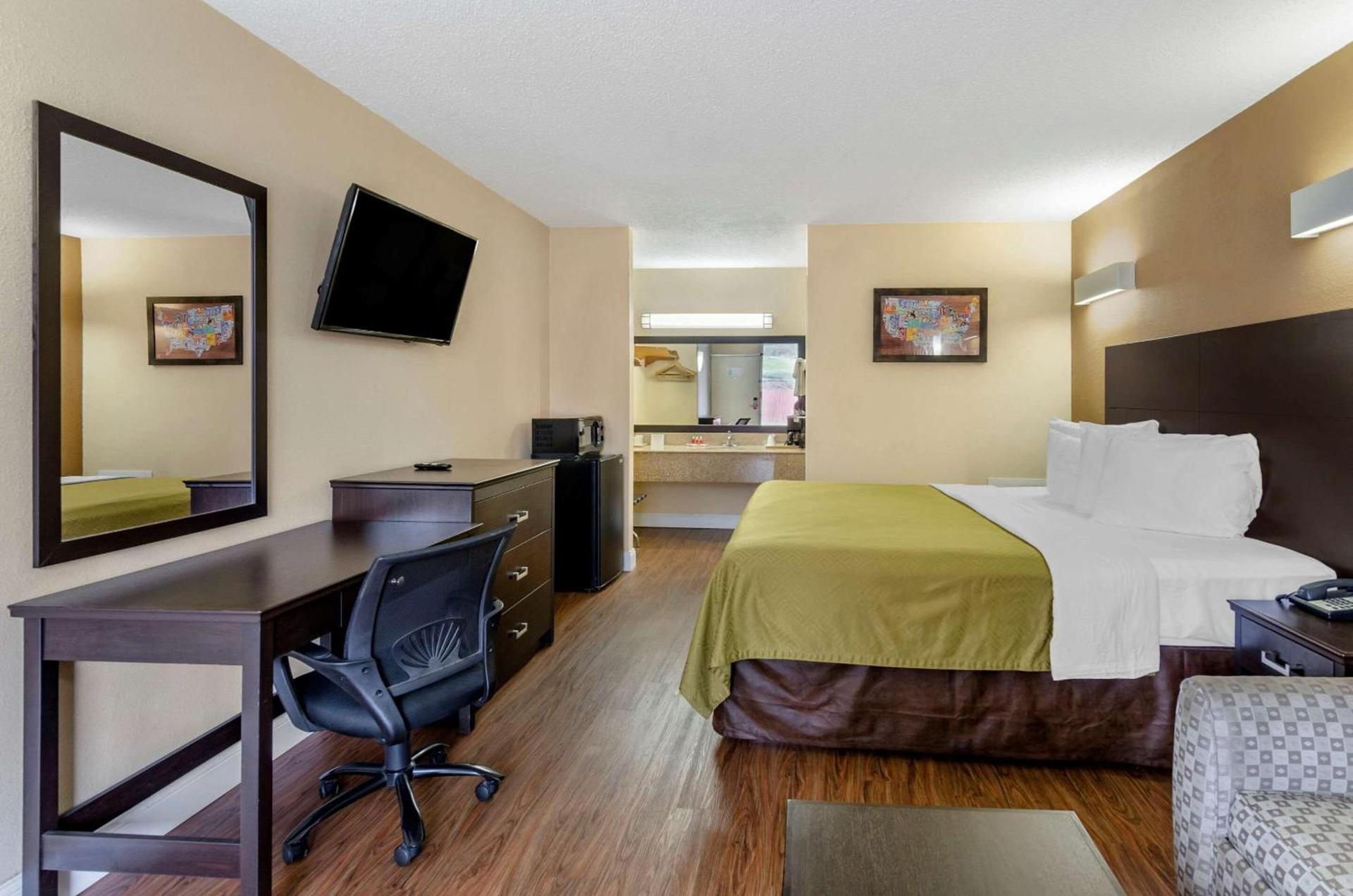 Econo Lodge Roanoke Civic Center photo 16