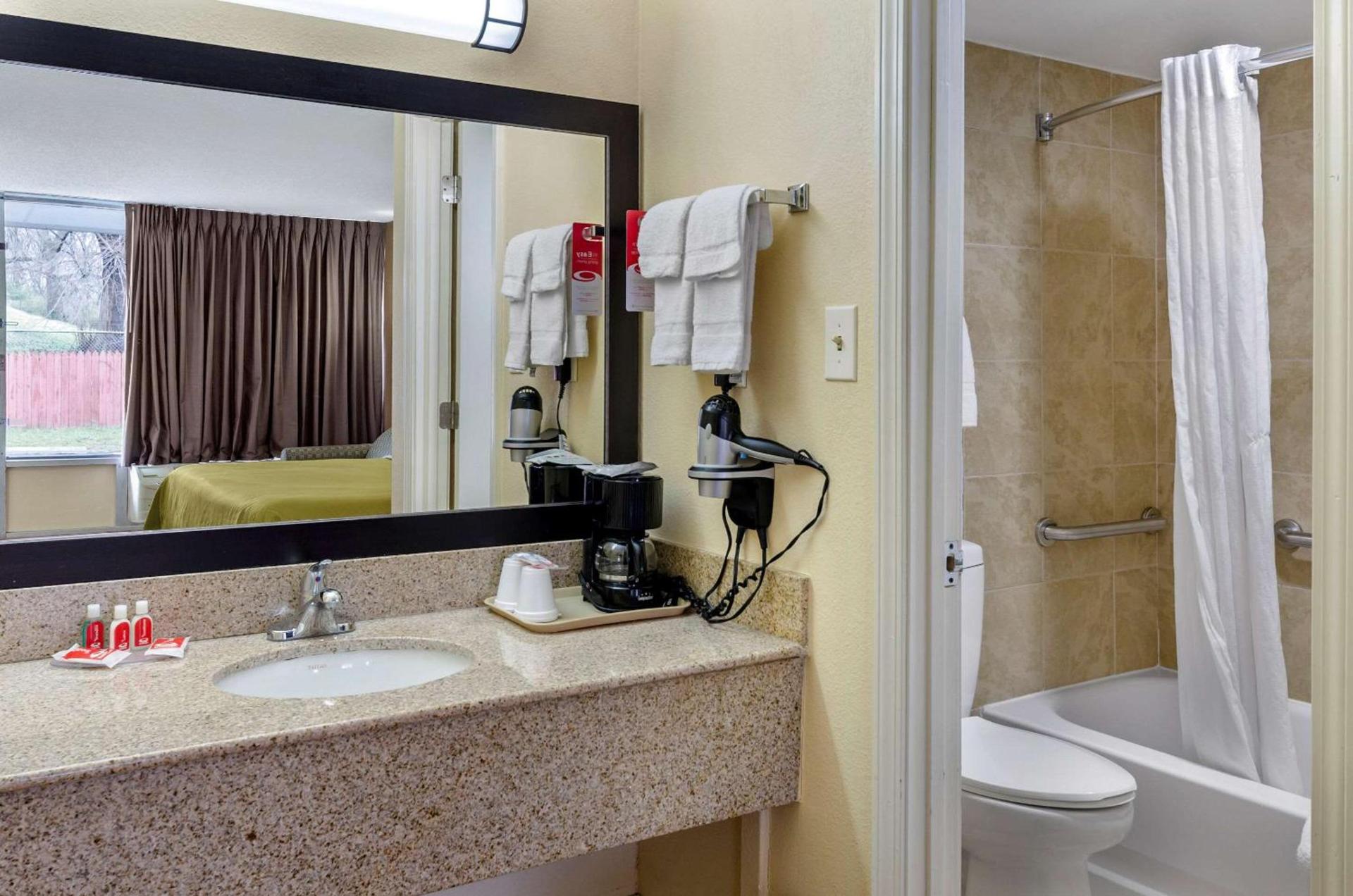 Econo Lodge Roanoke Civic Center photo 17