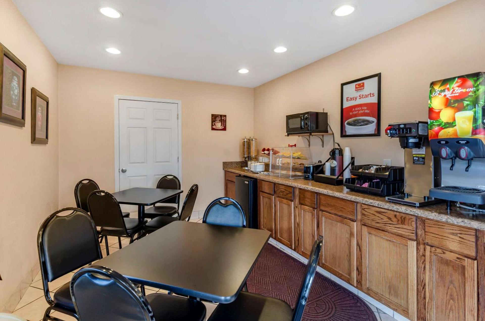 Econo Lodge Roanoke Civic Center photo 19