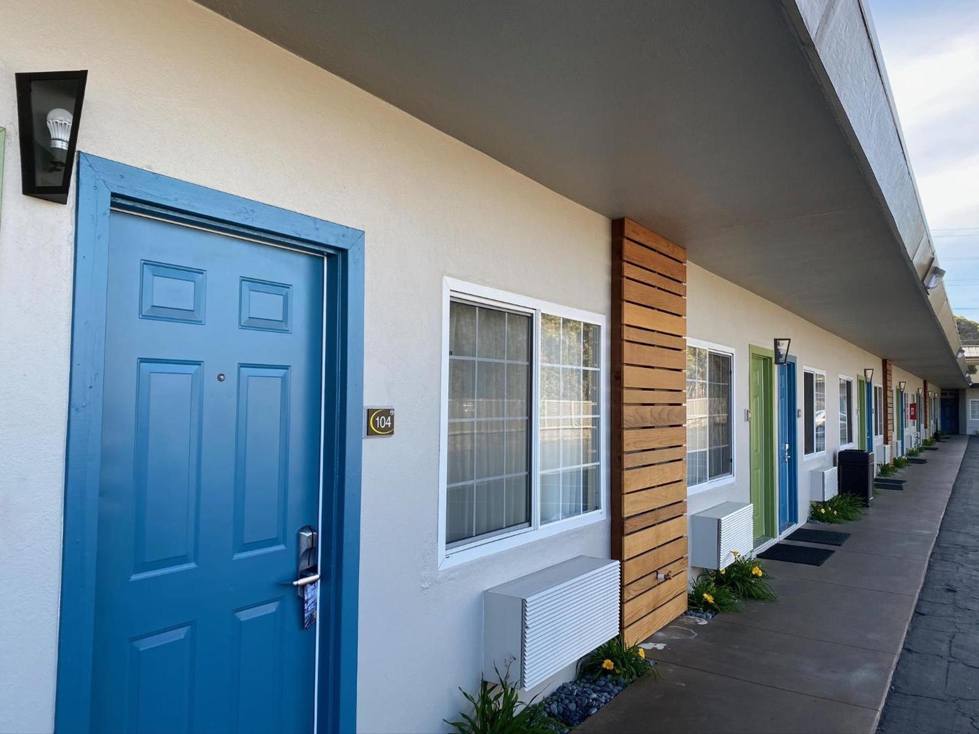 Super 8 by Wyndham Monterey photo 3