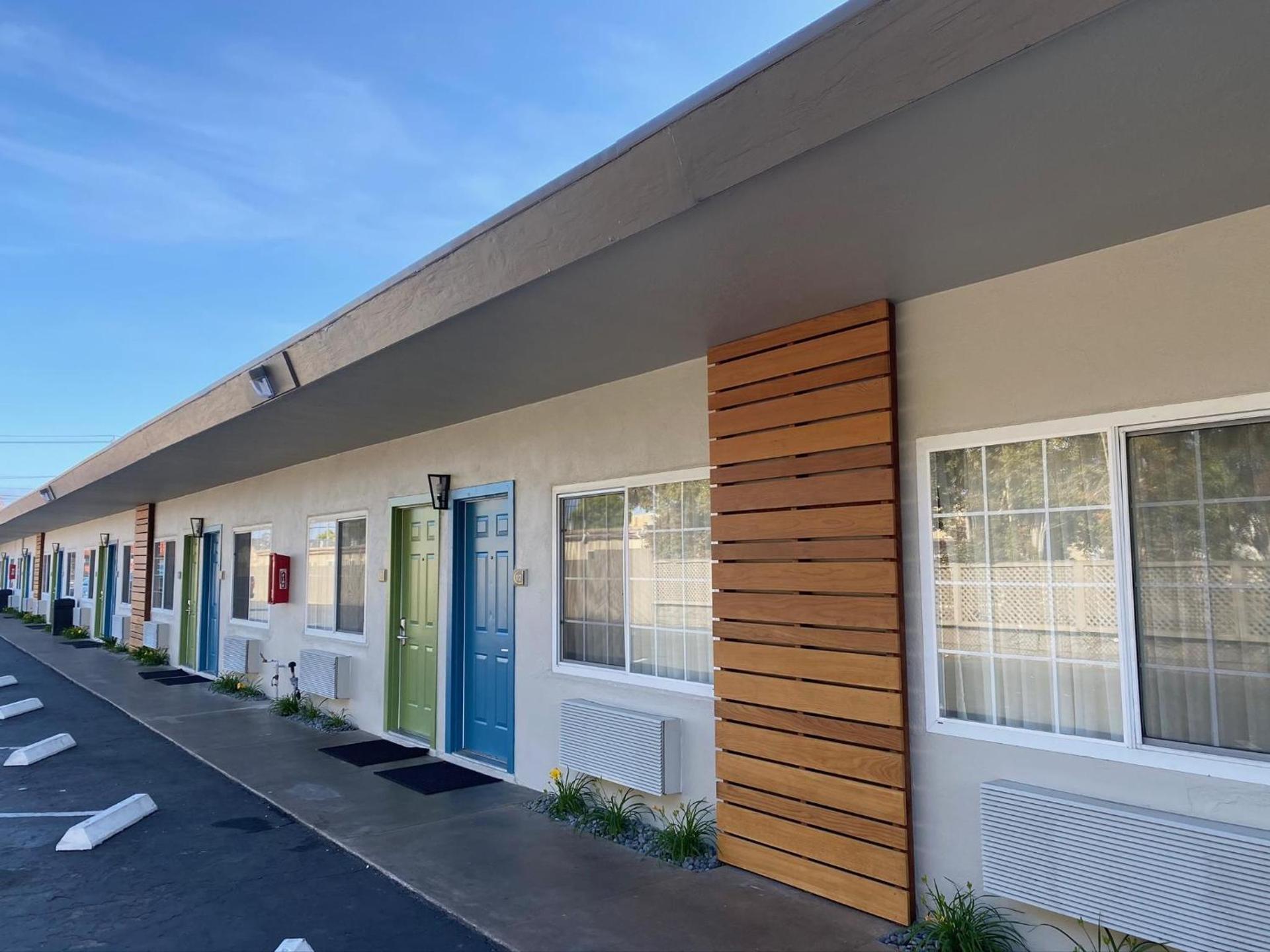 Super 8 by Wyndham Monterey photo 4