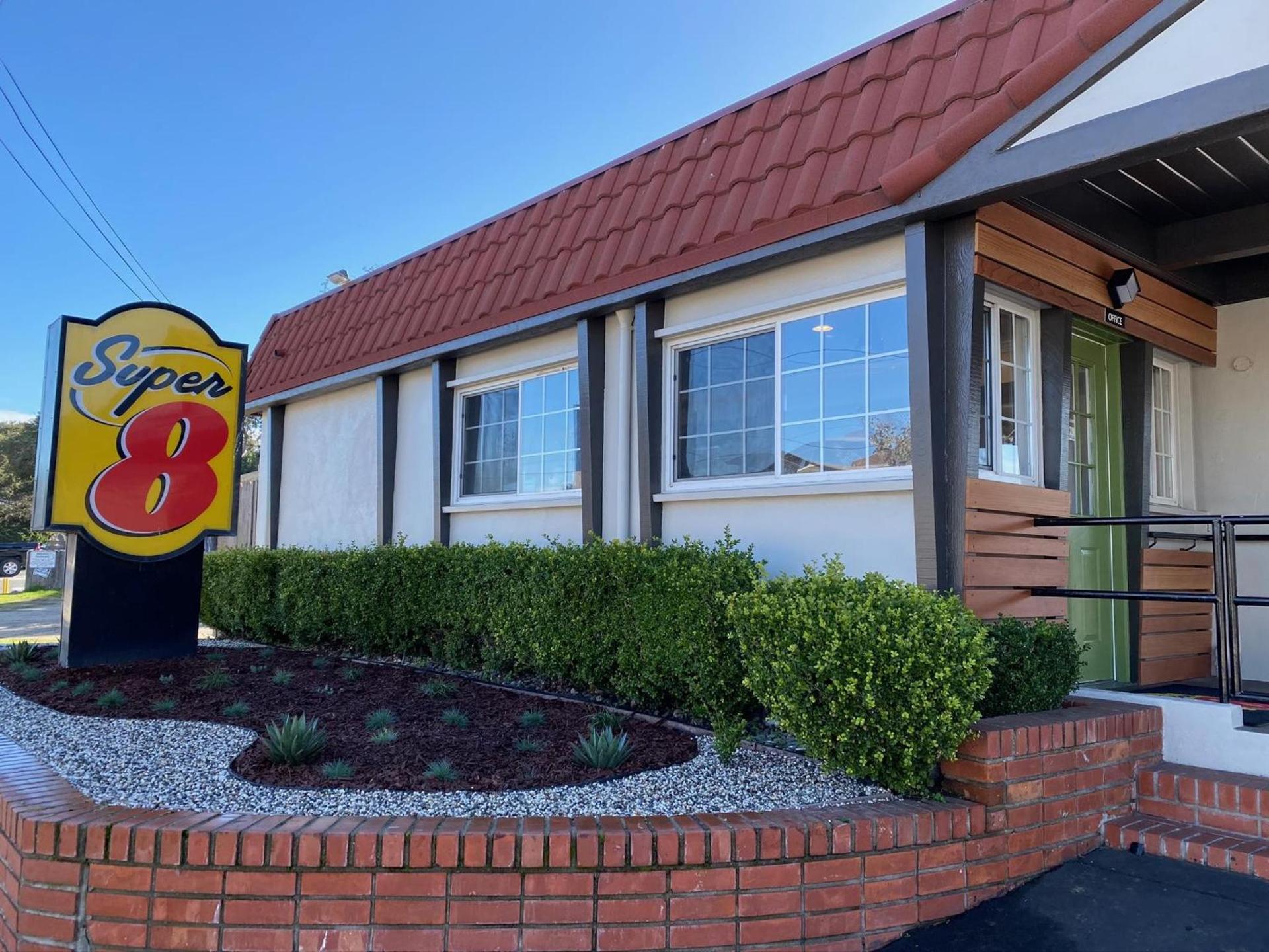 Super 8 by Wyndham Monterey photo 2