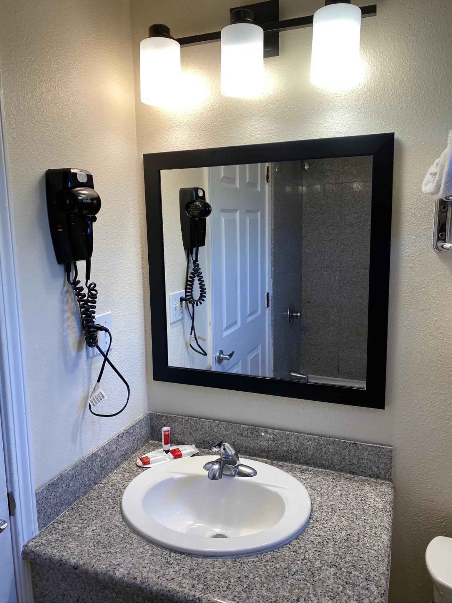 Super 8 by Wyndham Monterey photo 27