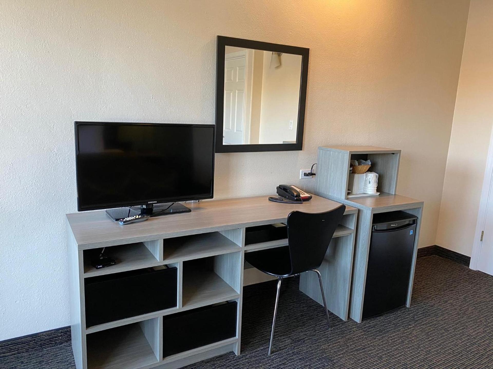Super 8 by Wyndham Monterey photo 21