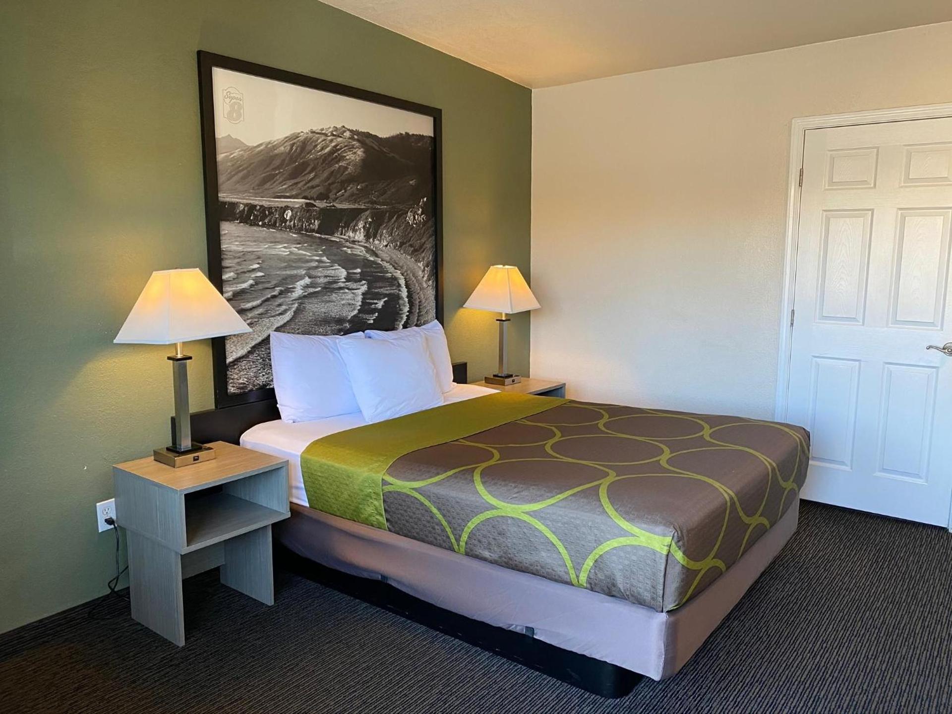 Super 8 by Wyndham Monterey photo 14