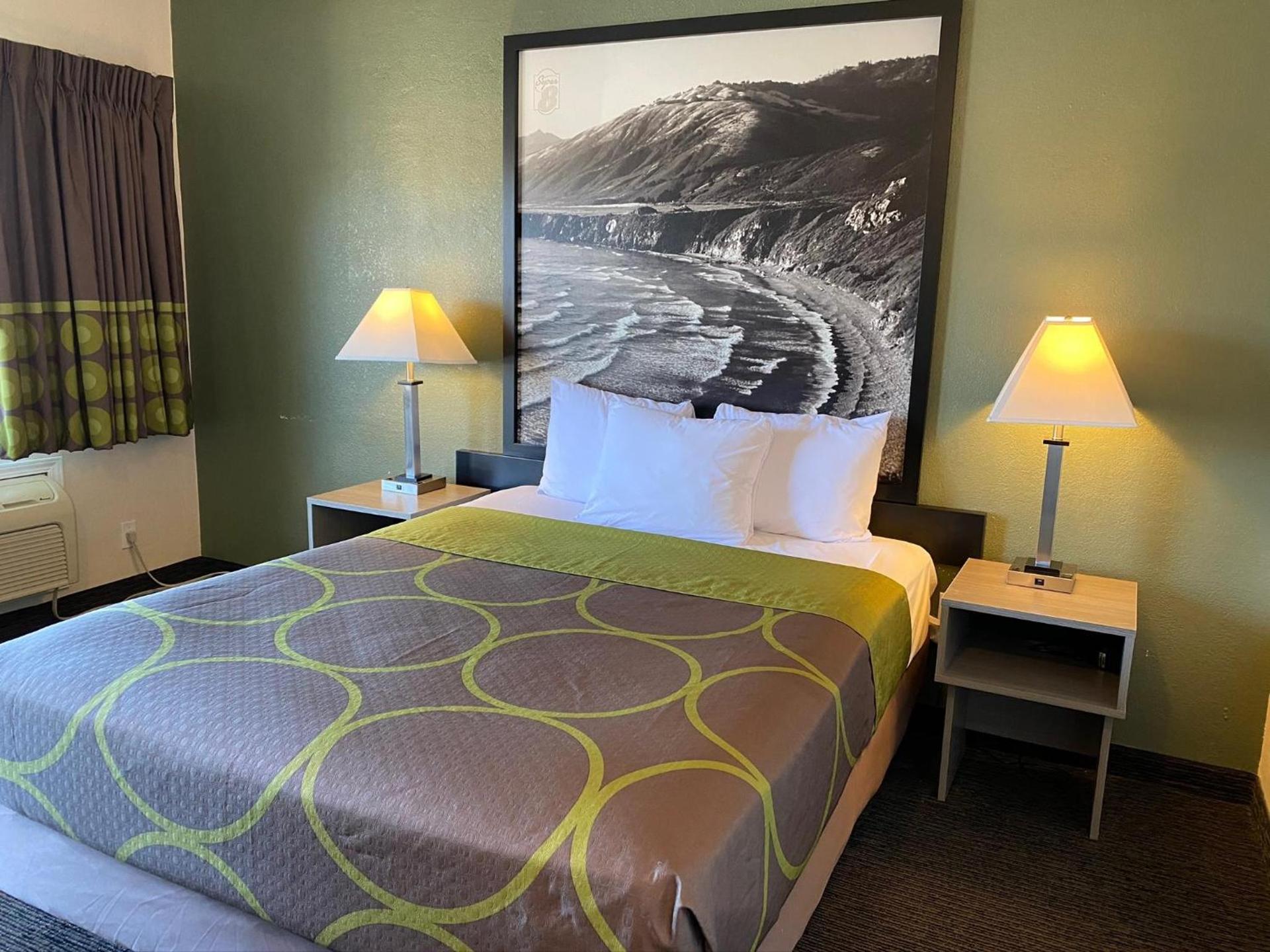 Super 8 by Wyndham Monterey photo 16