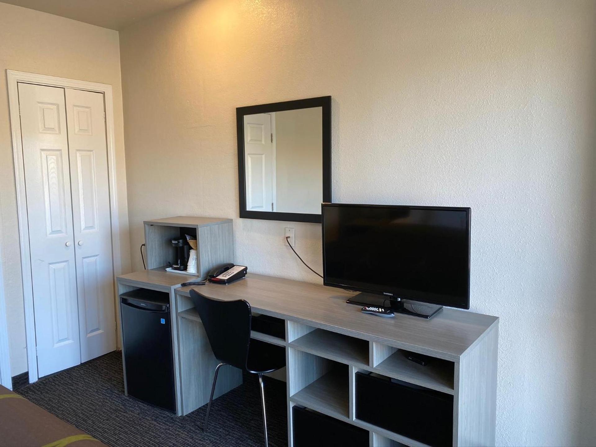 Super 8 by Wyndham Monterey photo 17