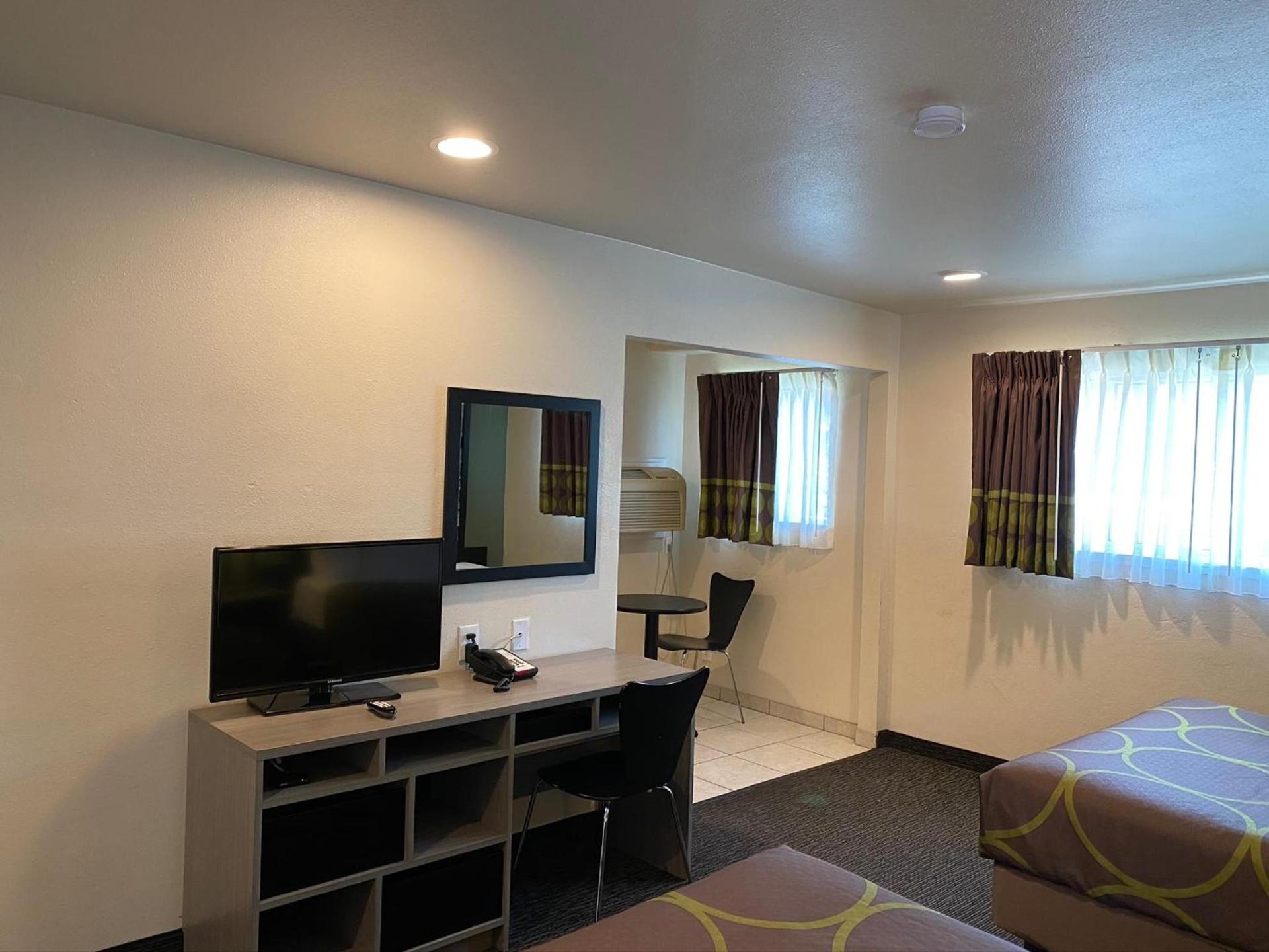 Super 8 by Wyndham Monterey photo 12