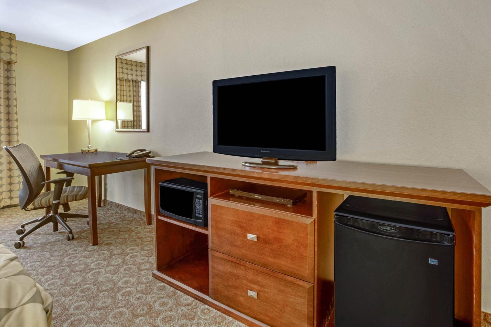La Quinta by Wyndham Dickinson photo 43