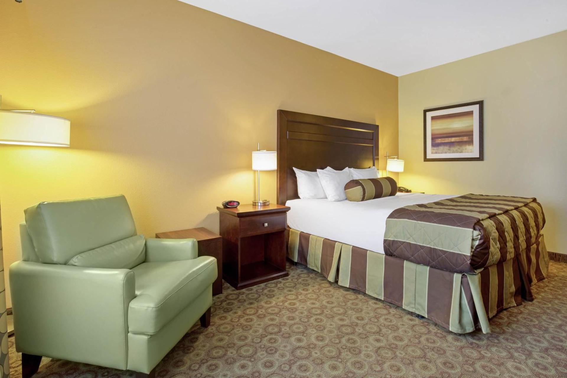 La Quinta by Wyndham Dickinson photo 39
