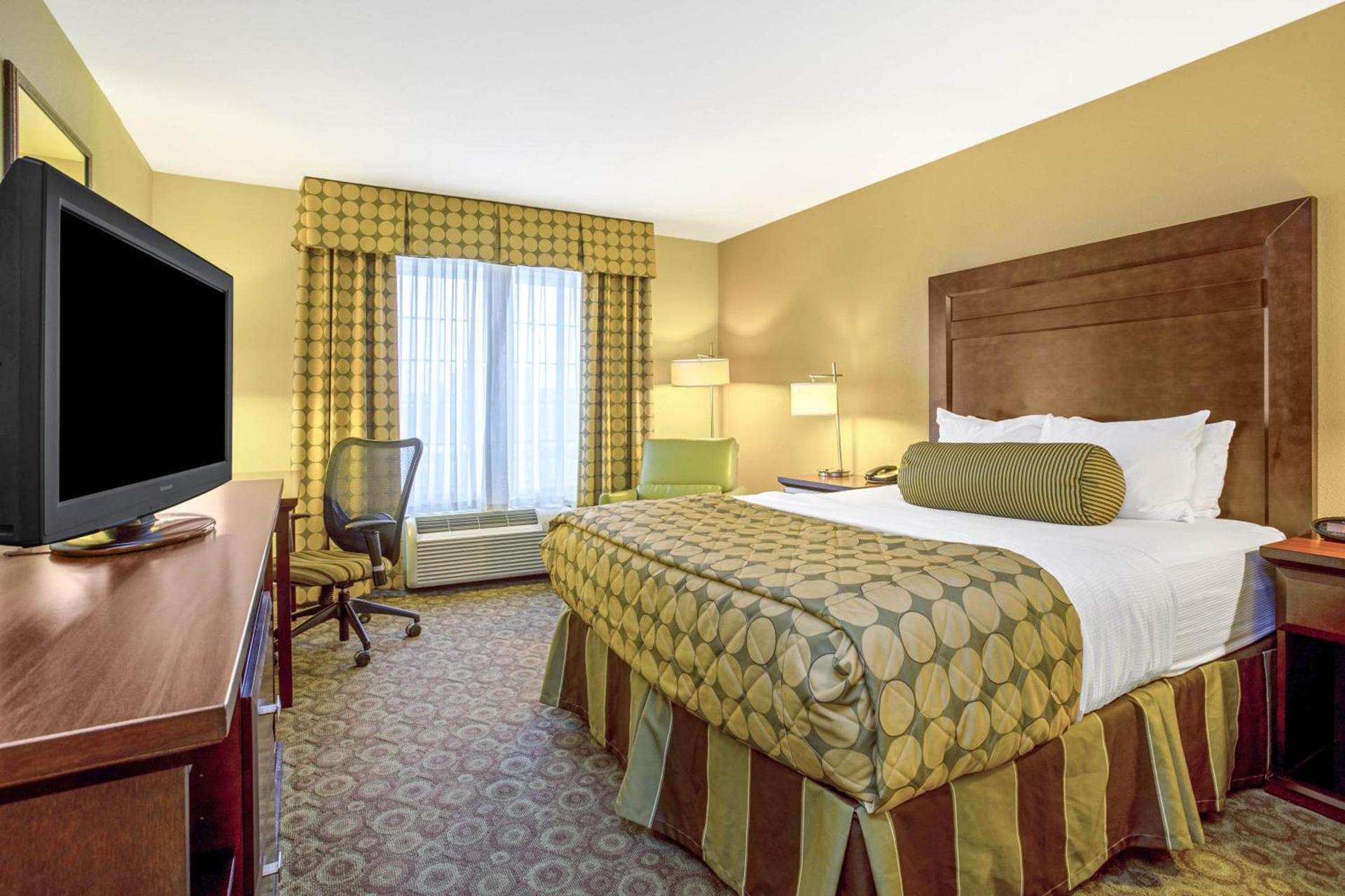 La Quinta by Wyndham Dickinson photo 38