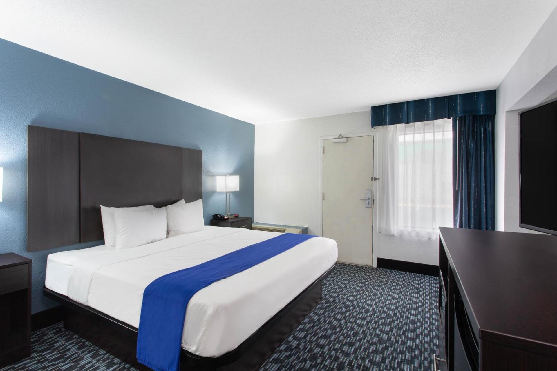 Clarion Pointe photo 16