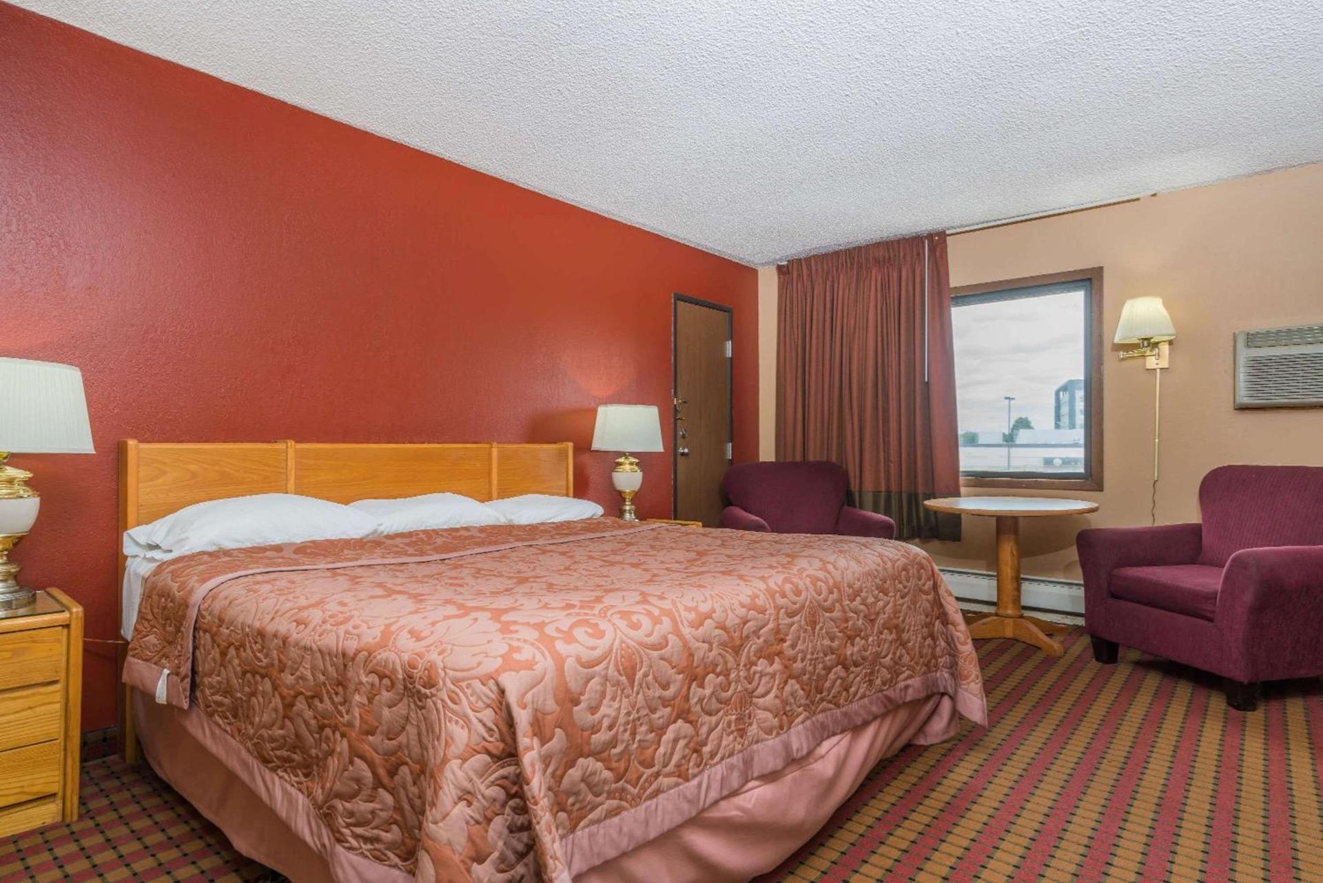 Super 8 by Wyndham Brooklyn Center/MPLS photo 5