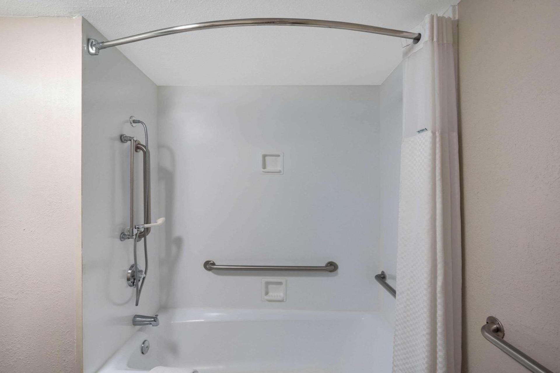 Baymont by Wyndham Murfreesboro photo 8