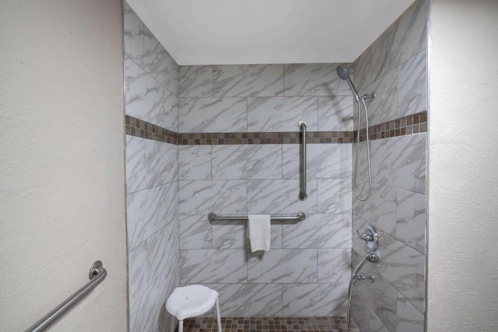 Baymont by Wyndham Murfreesboro photo 9