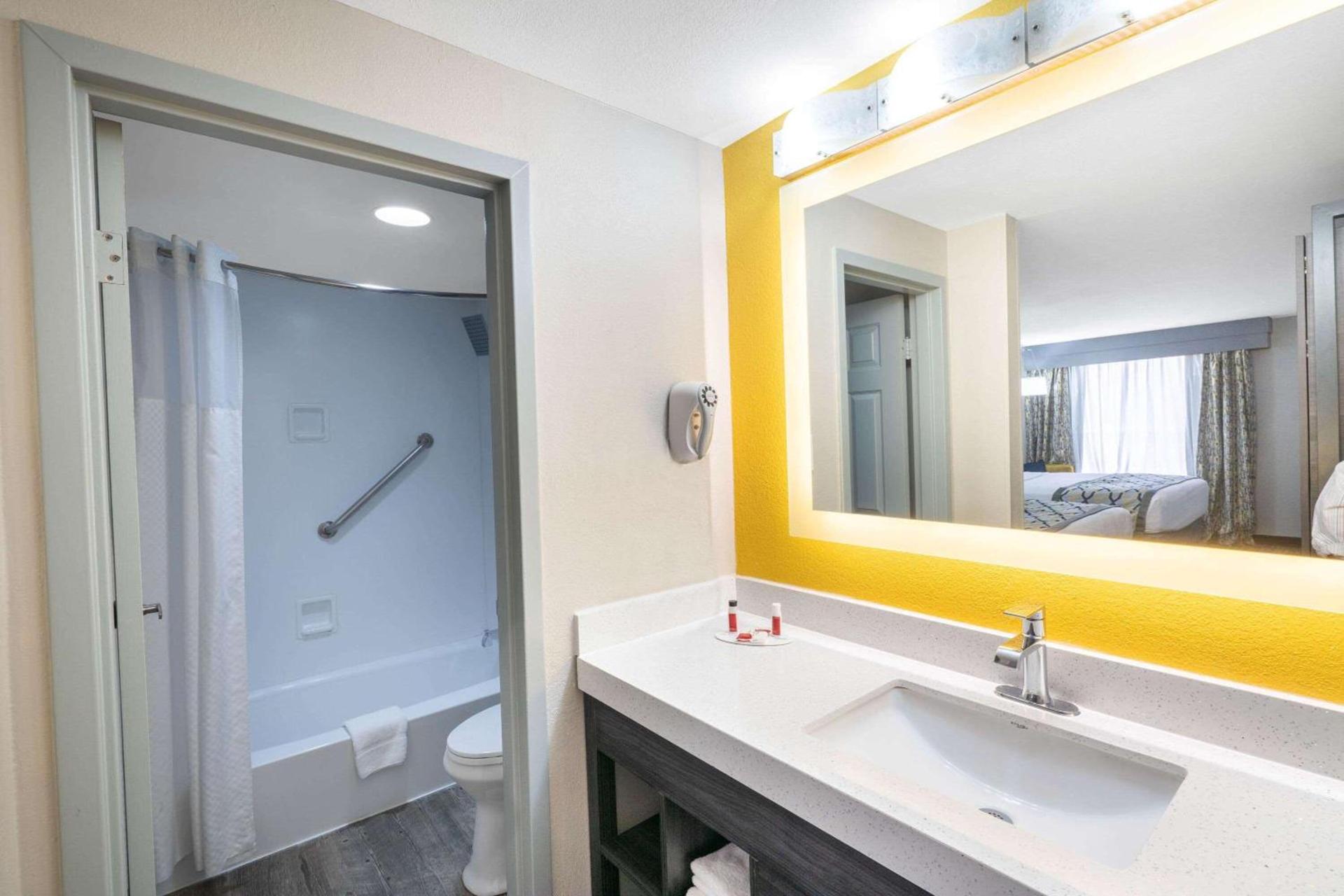 Baymont by Wyndham Murfreesboro photo 17