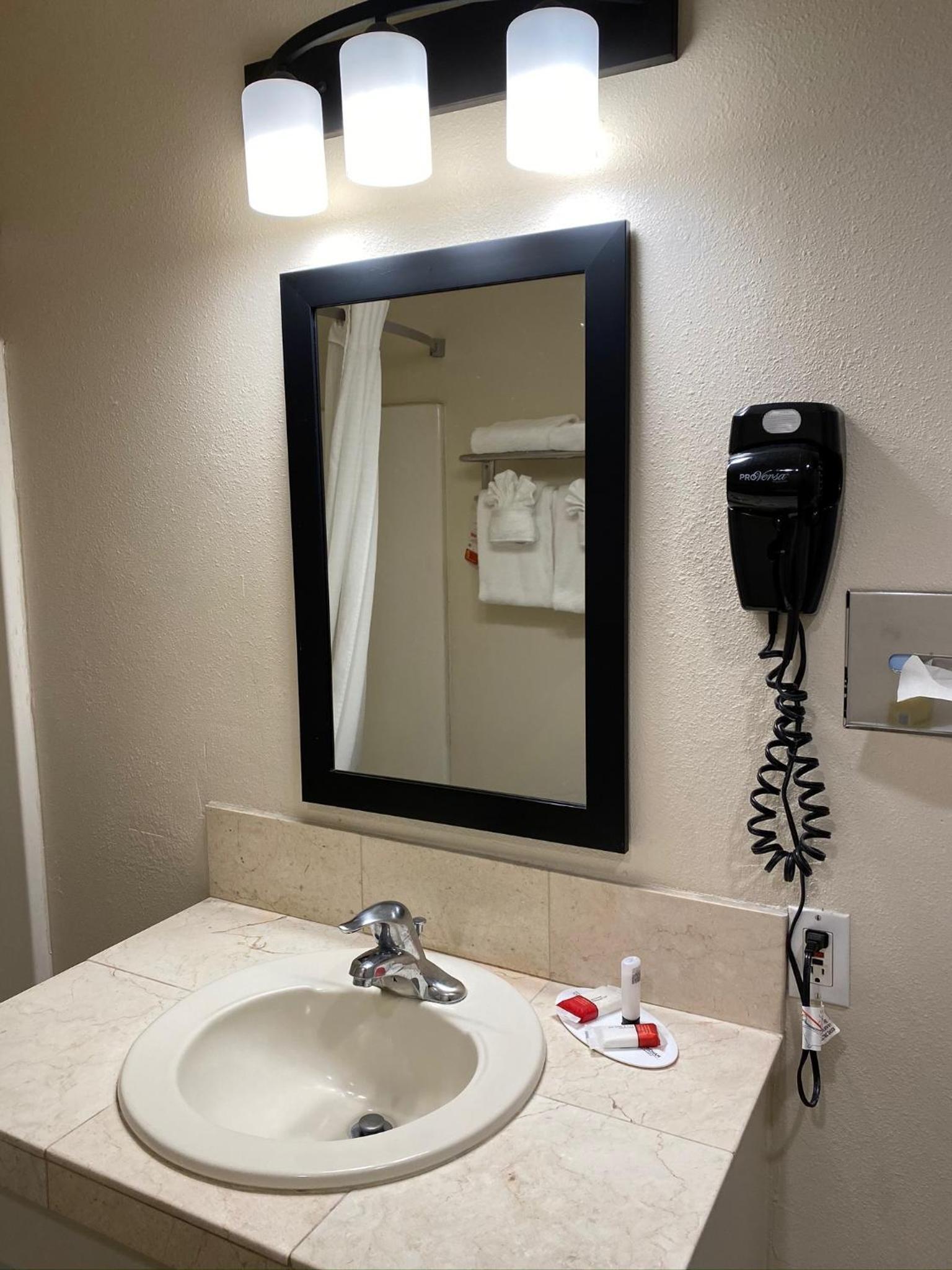 Super 8 by Wyndham Monterey photo 5