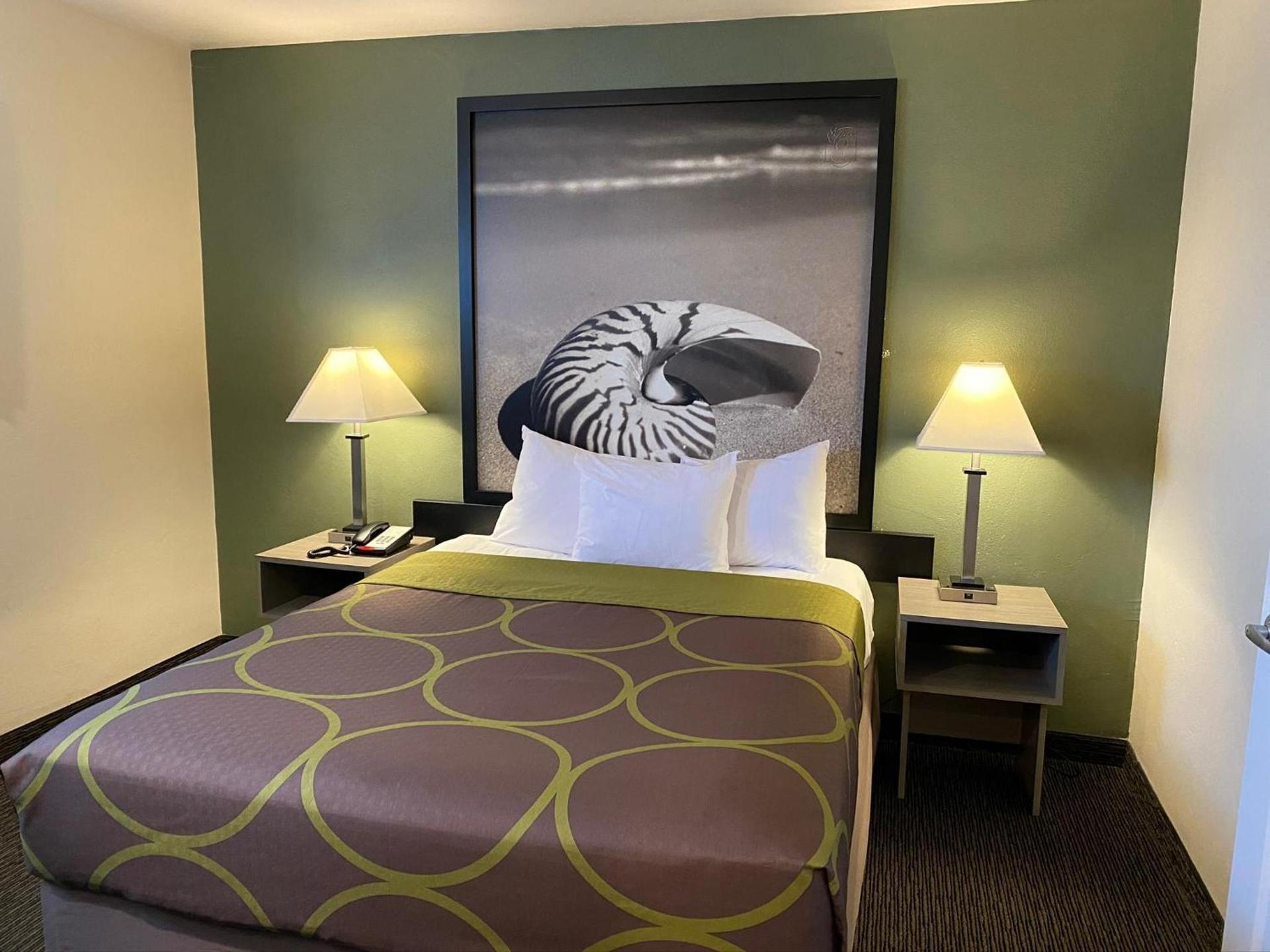 Super 8 by Wyndham Monterey photo 6