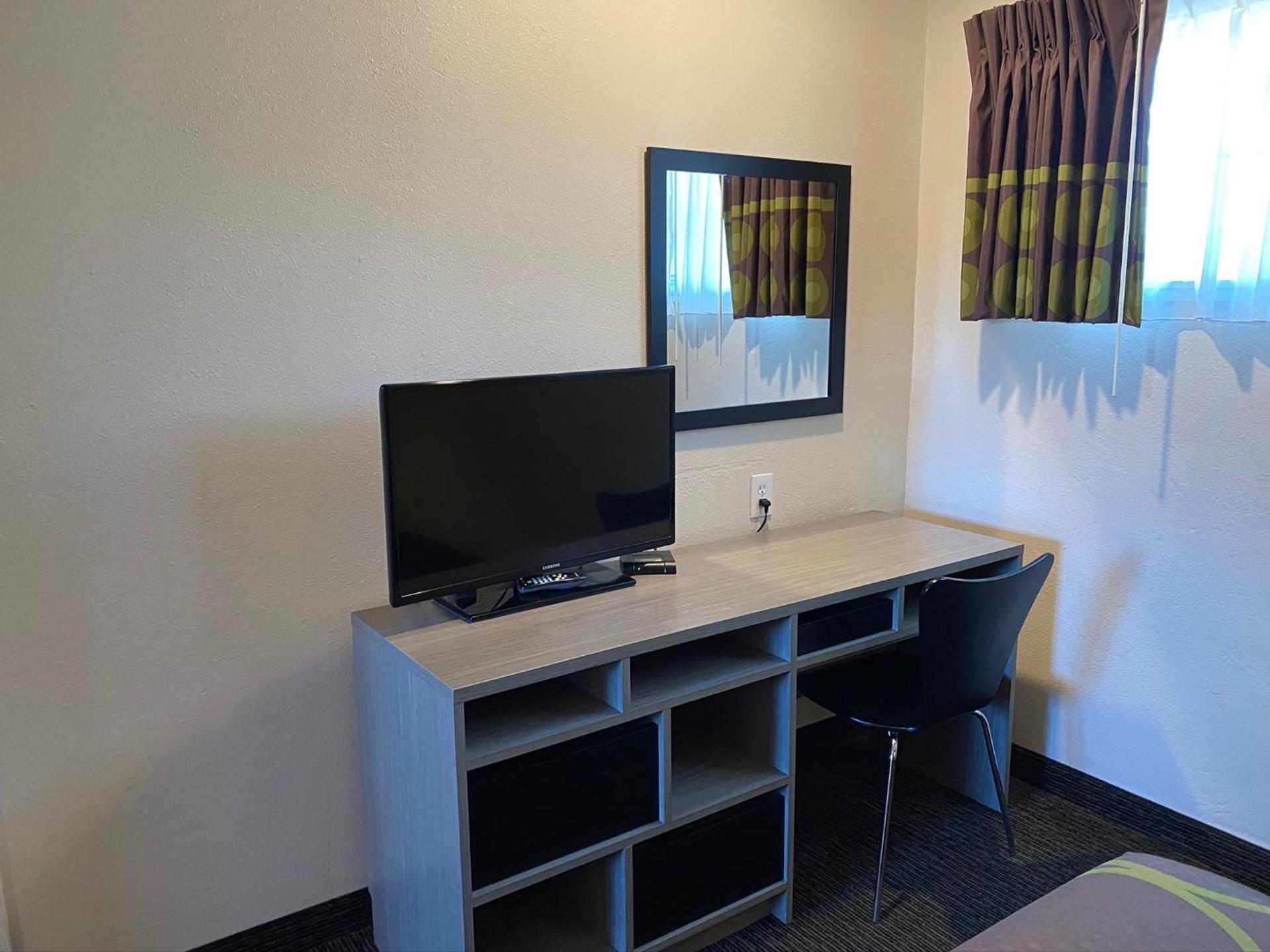Super 8 by Wyndham Monterey photo 7