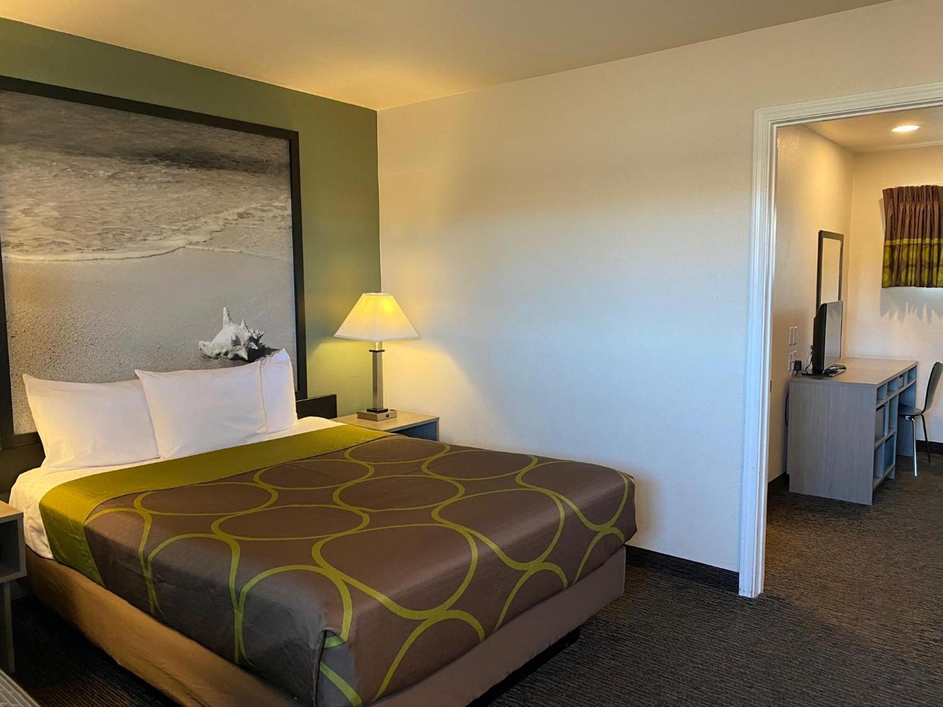 Super 8 by Wyndham Monterey photo 8