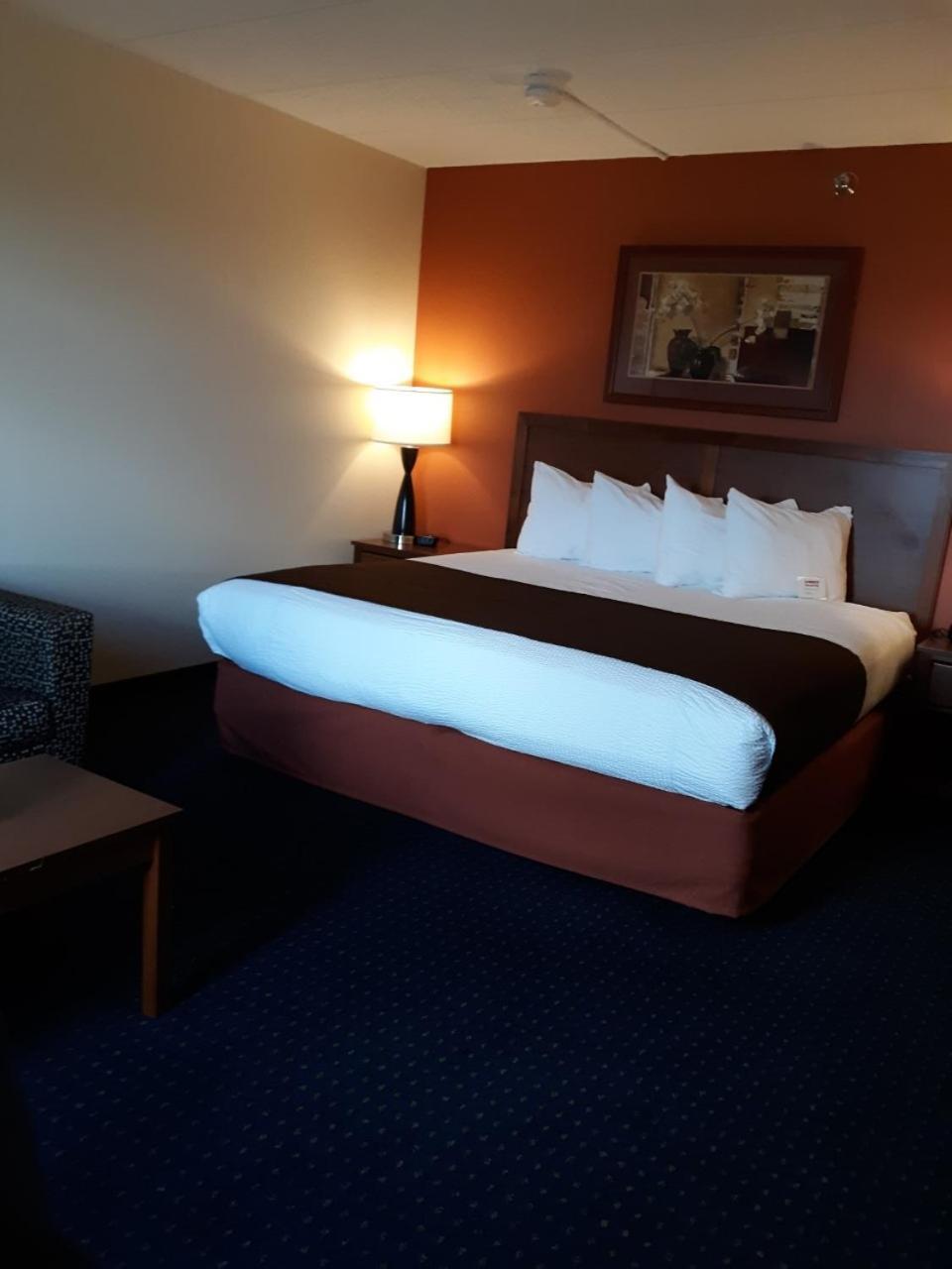 AmericInn by Wyndham Cedar Rapids Airport photo 2