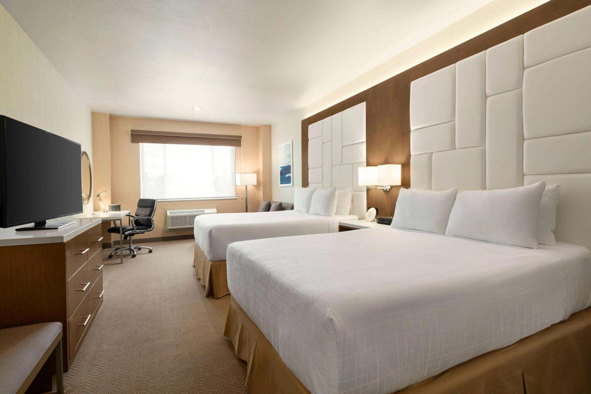 Wyndham Anaheim photo 16