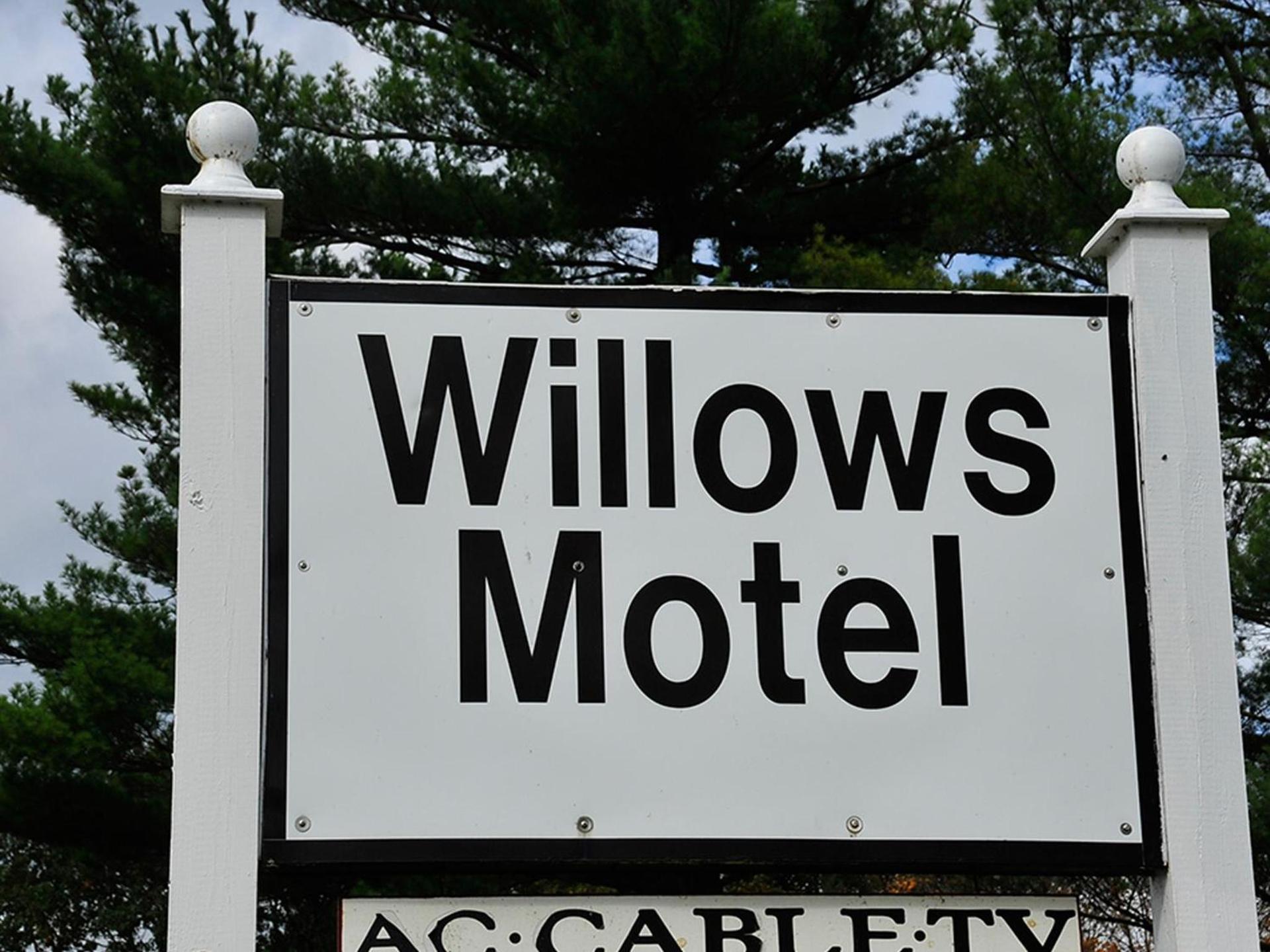Willows Motel photo 25
