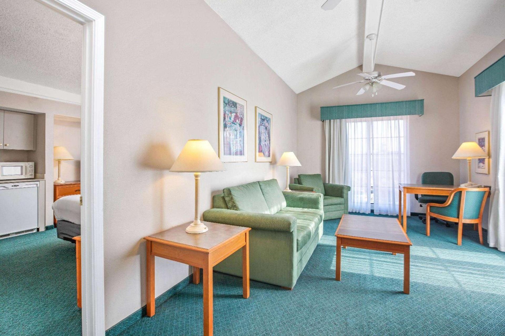 Days Inn by Wyndham Reno photo 25