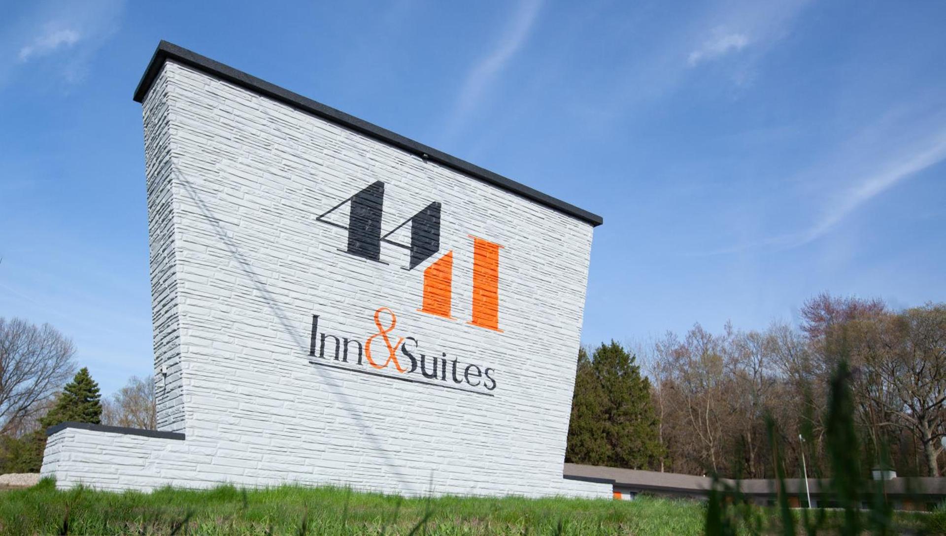 4411 Inn & Suites photo 15