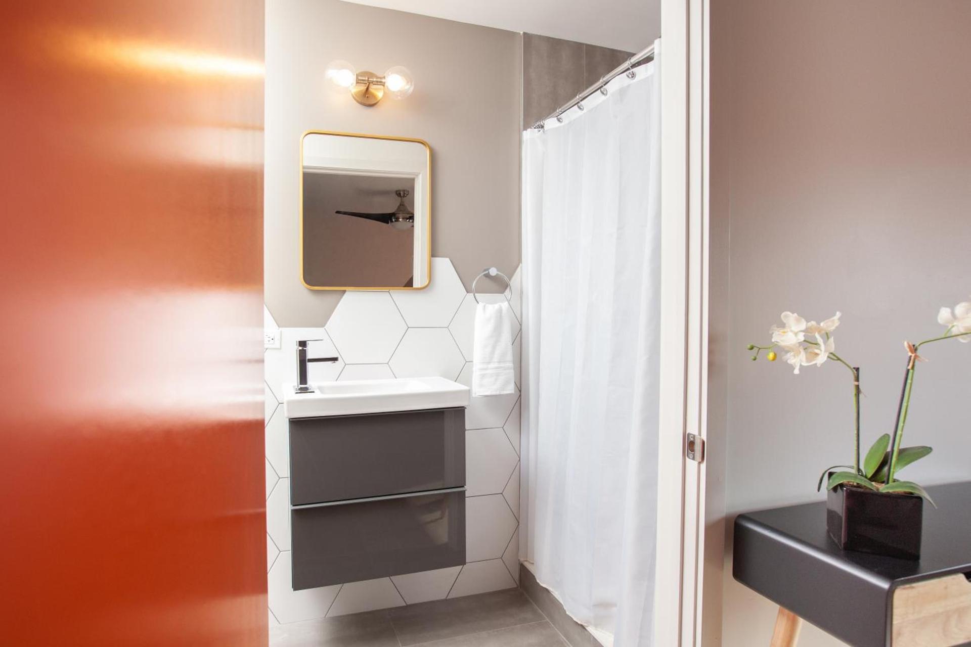 4411 Inn & Suites photo 10
