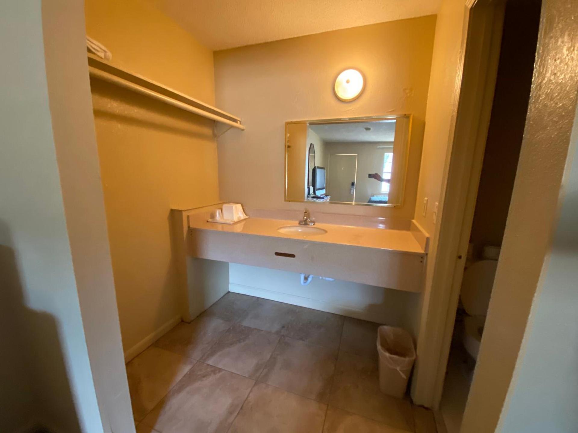 Budget Inn photo 6