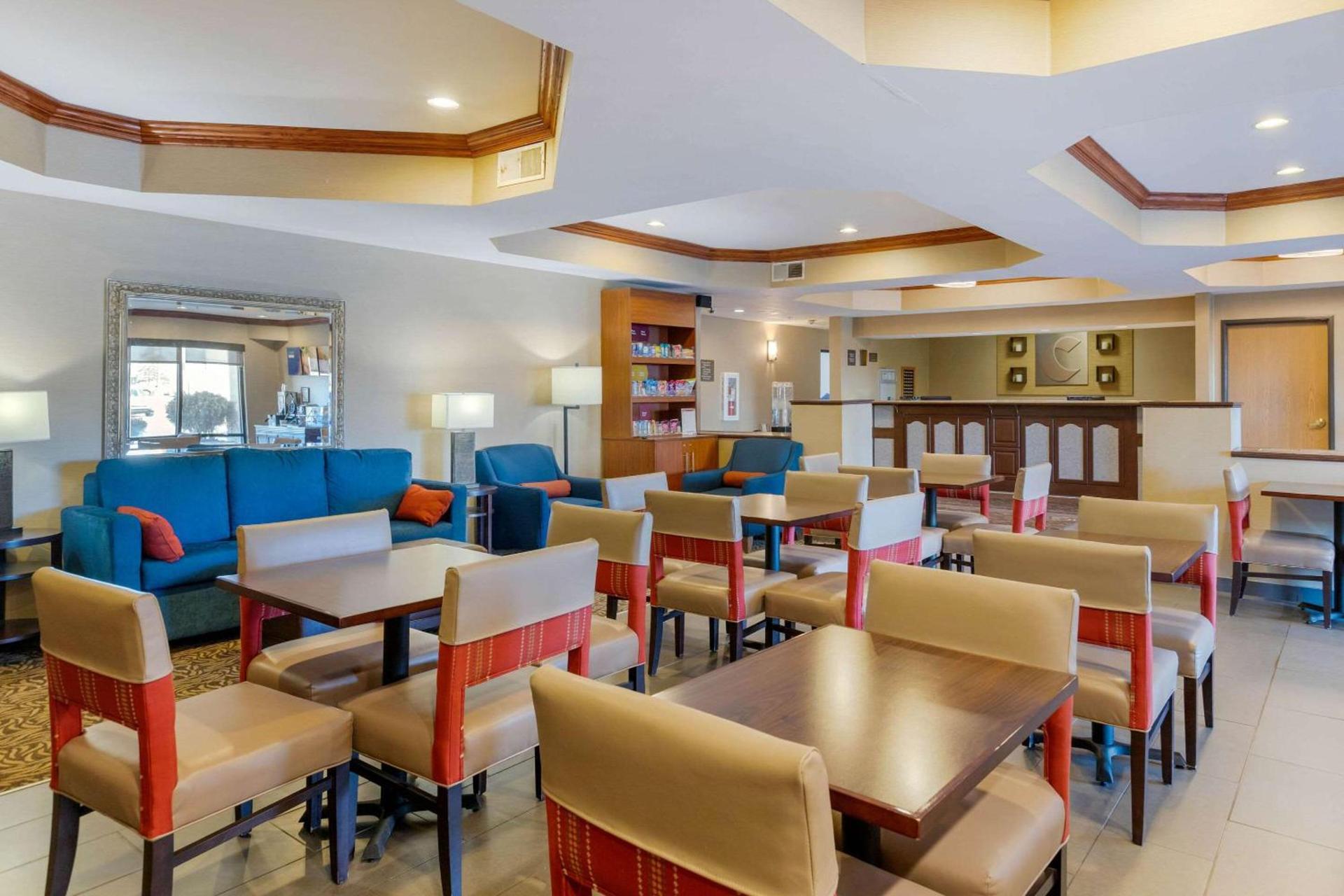 Comfort Suites South Haven near I-96 photo 6
