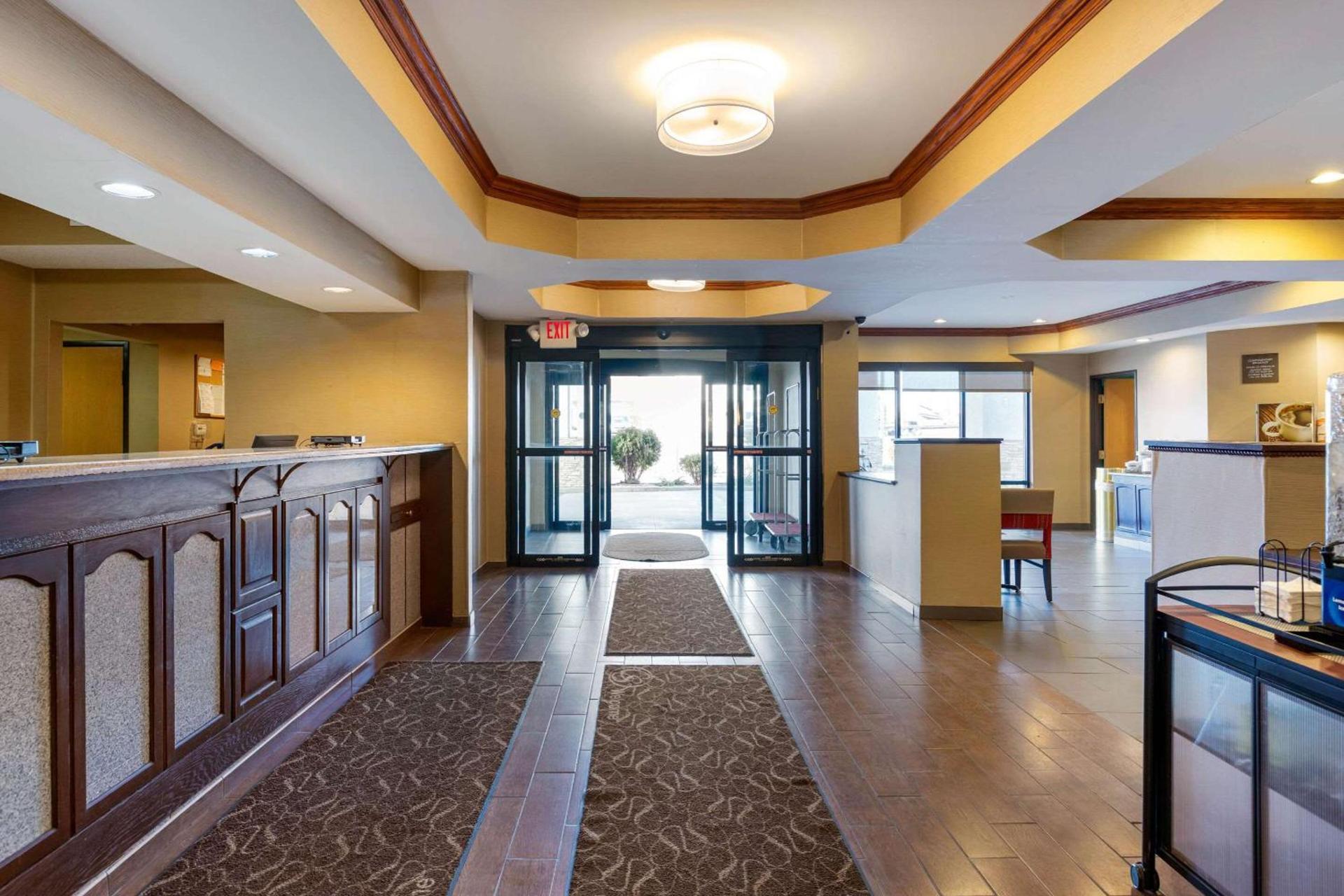Comfort Suites South Haven near I-96 photo 8