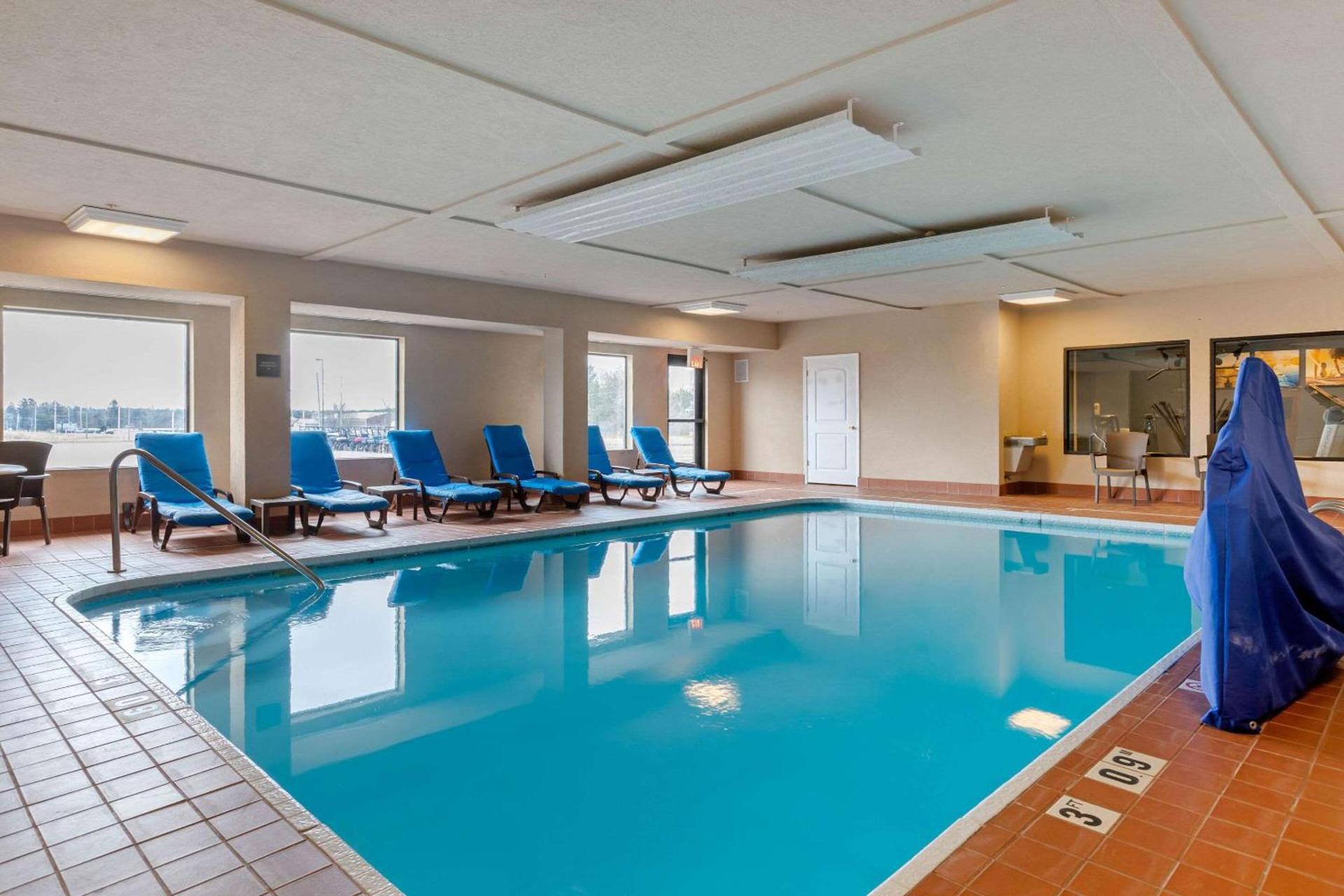 Comfort Suites South Haven near I-96 photo 22