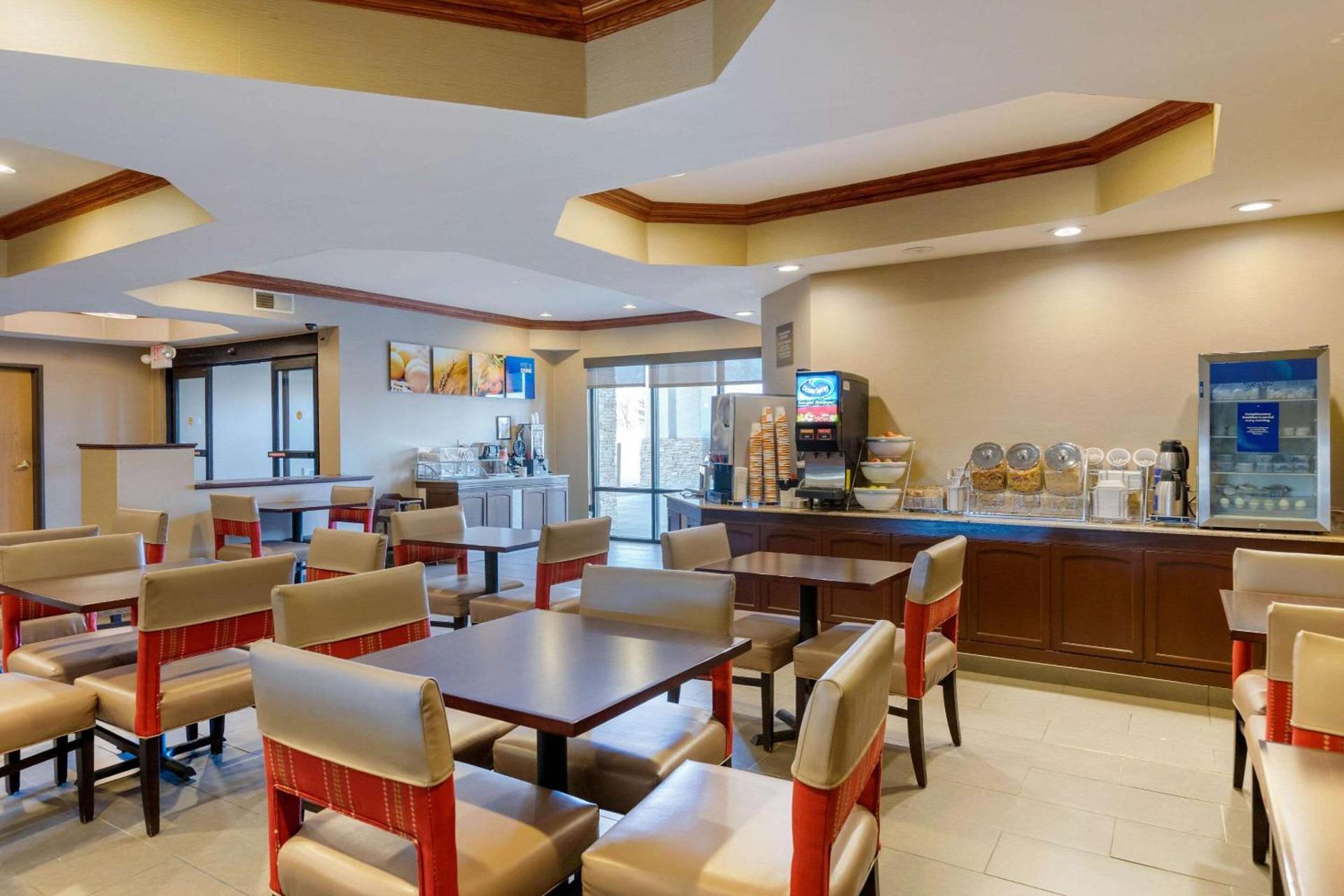 Comfort Suites South Haven near I-96 photo 26