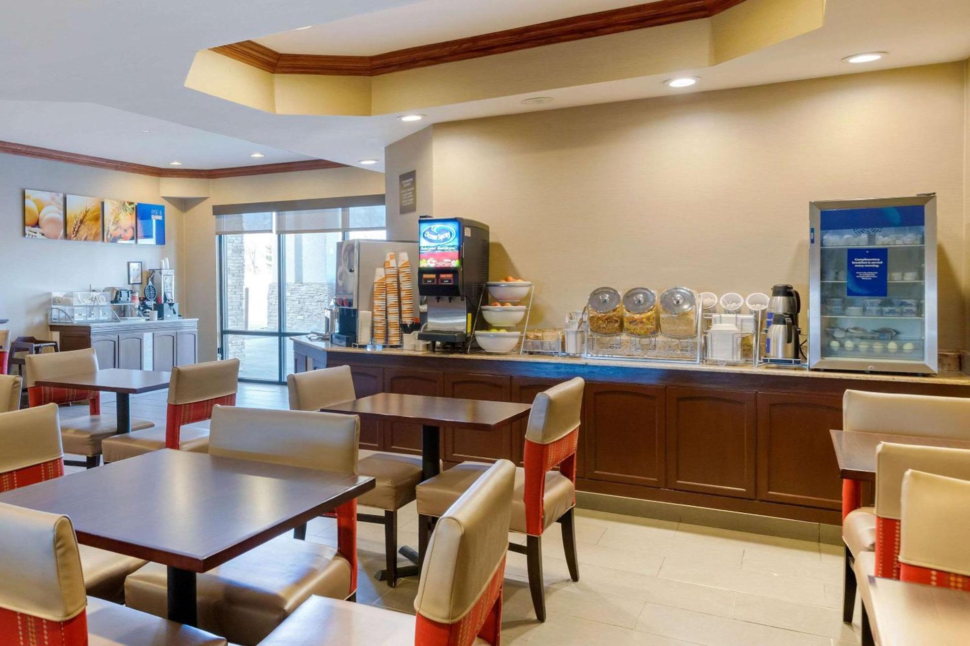 Comfort Suites South Haven near I-96 photo 27