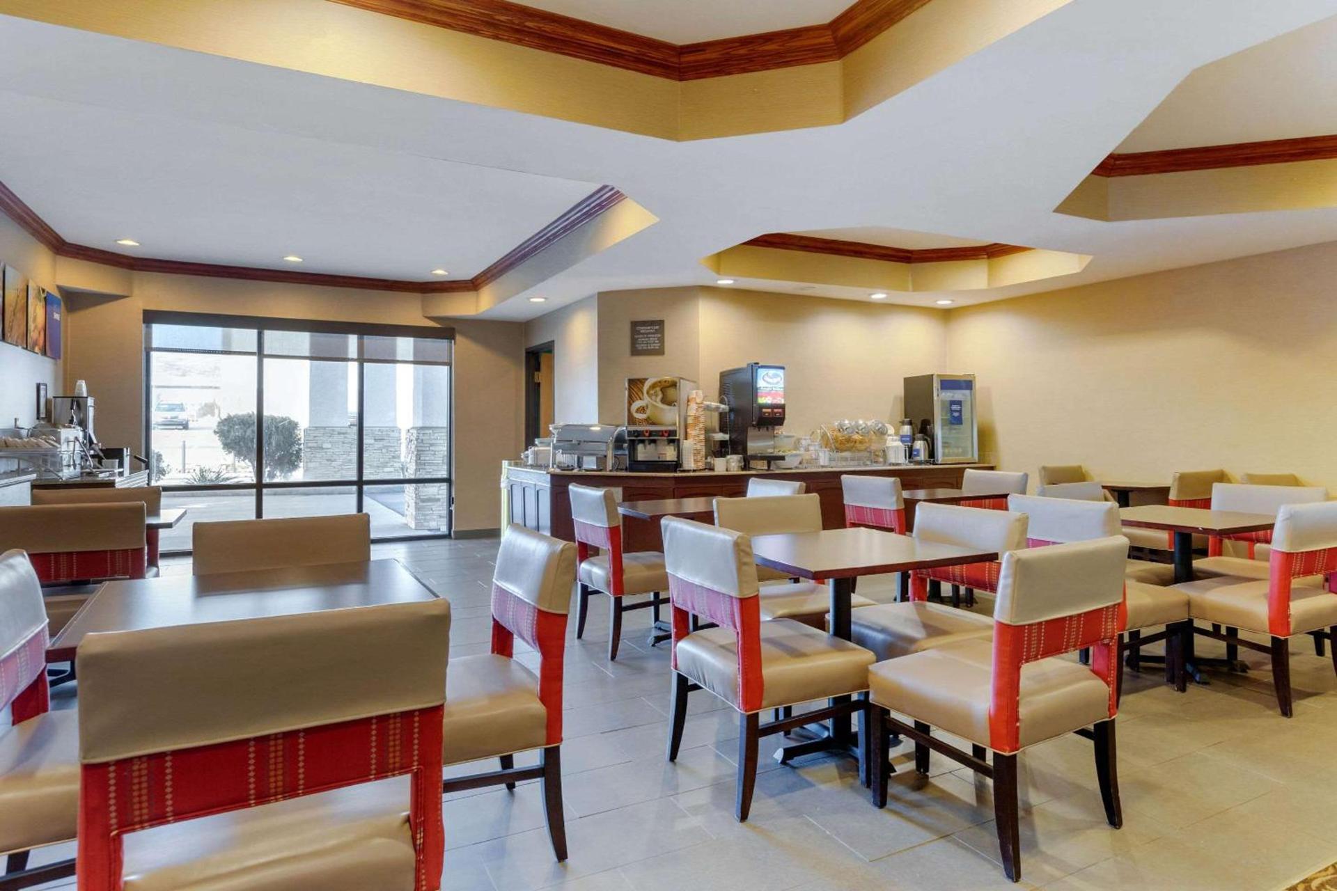 Comfort Suites South Haven near I-96 photo 28