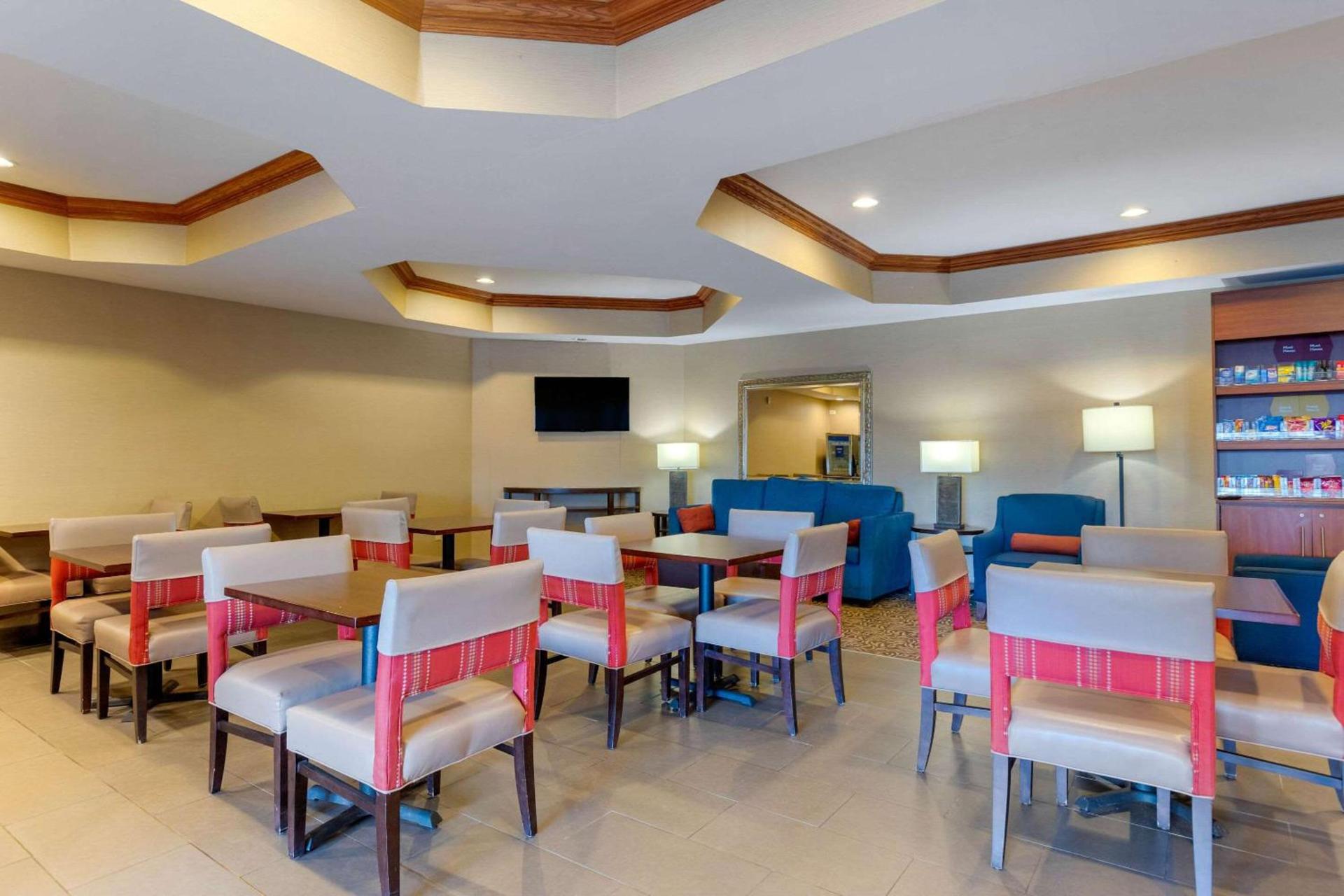 Comfort Suites South Haven near I-96 photo 29