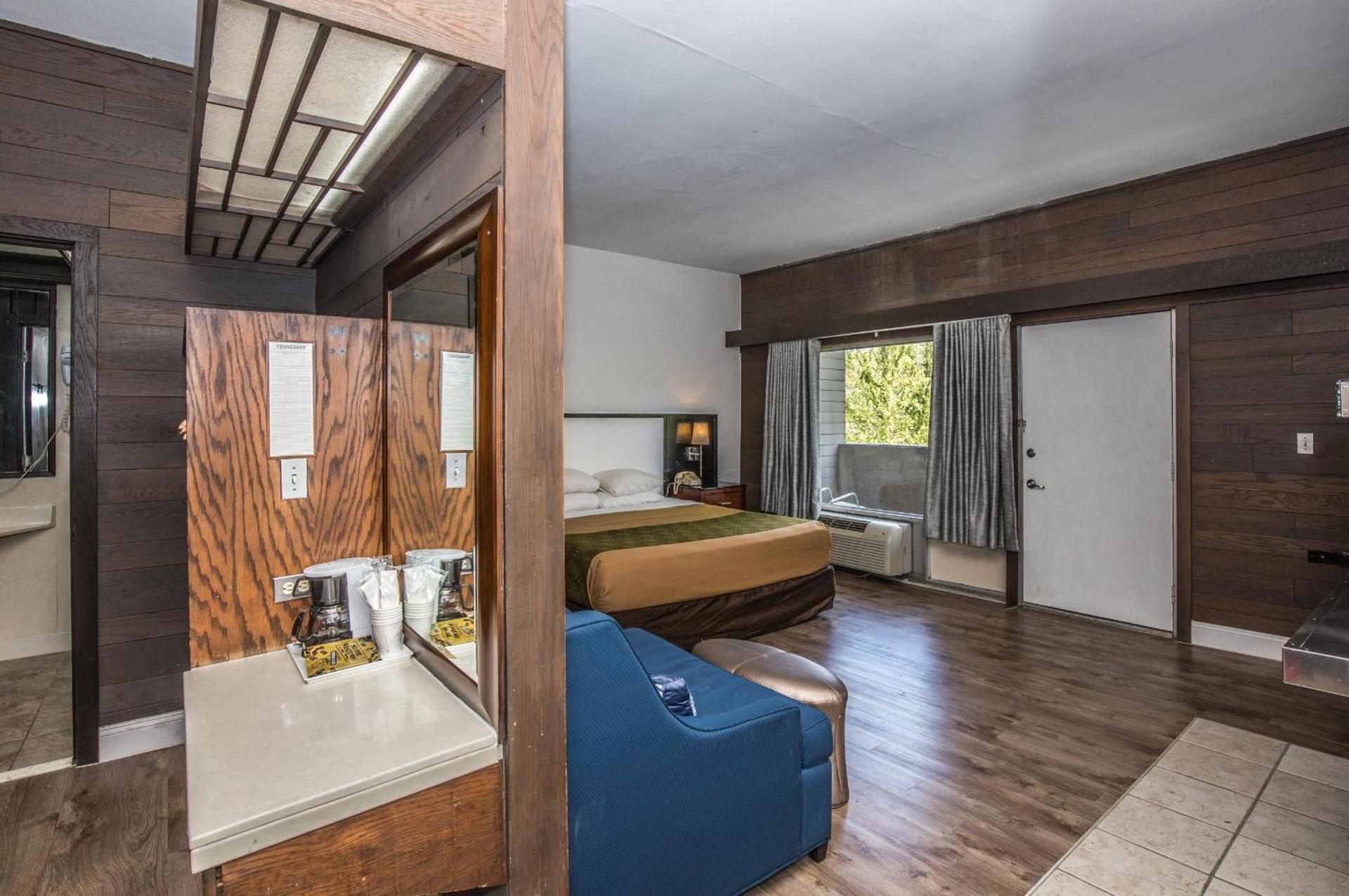 Fabulous Chalet Inn photo 47
