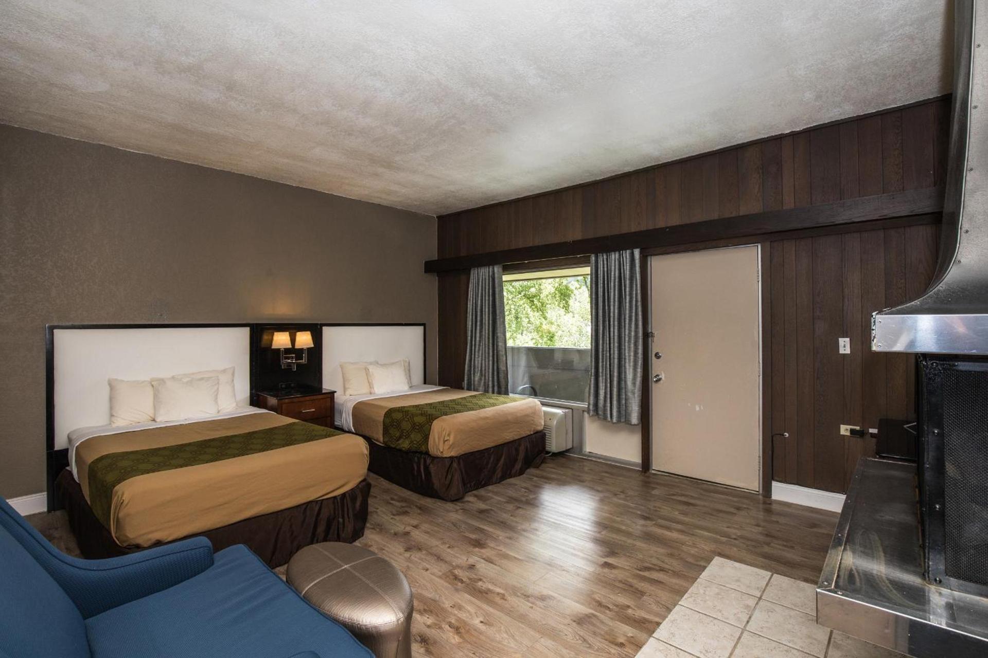 Fabulous Chalet Inn photo 35