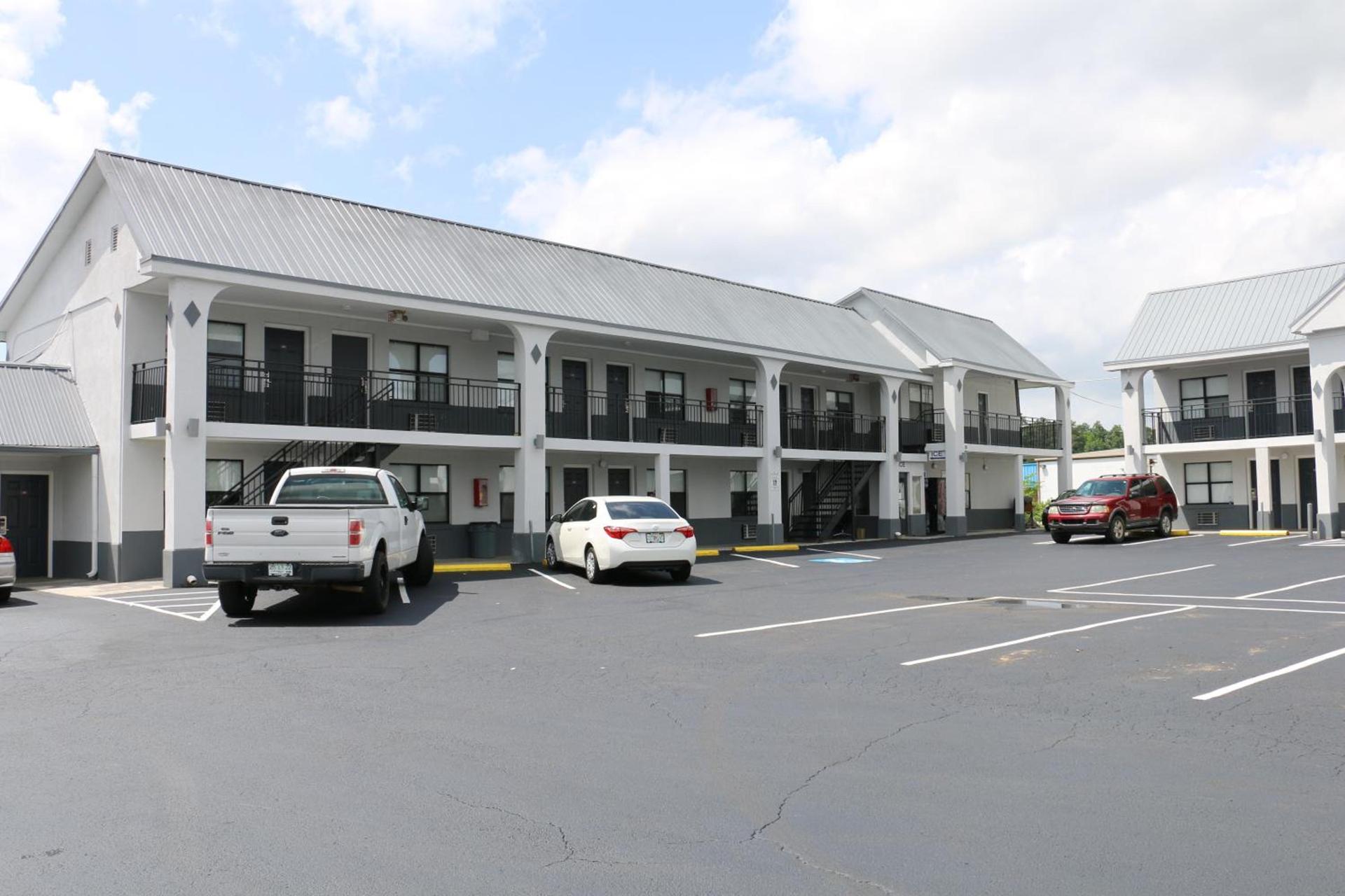 Travelodge by Wyndham Calhoun South I-75 photo 20