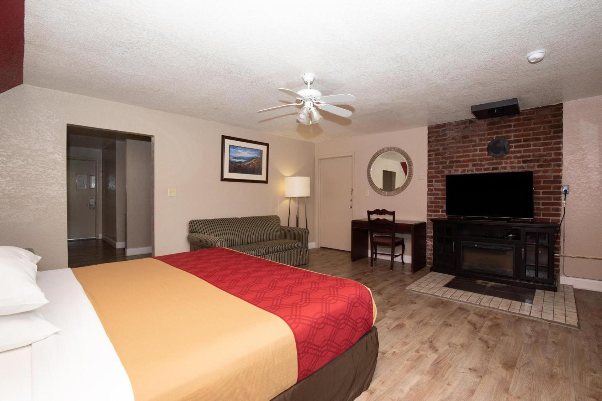 Fabulous Chalet Inn photo 22