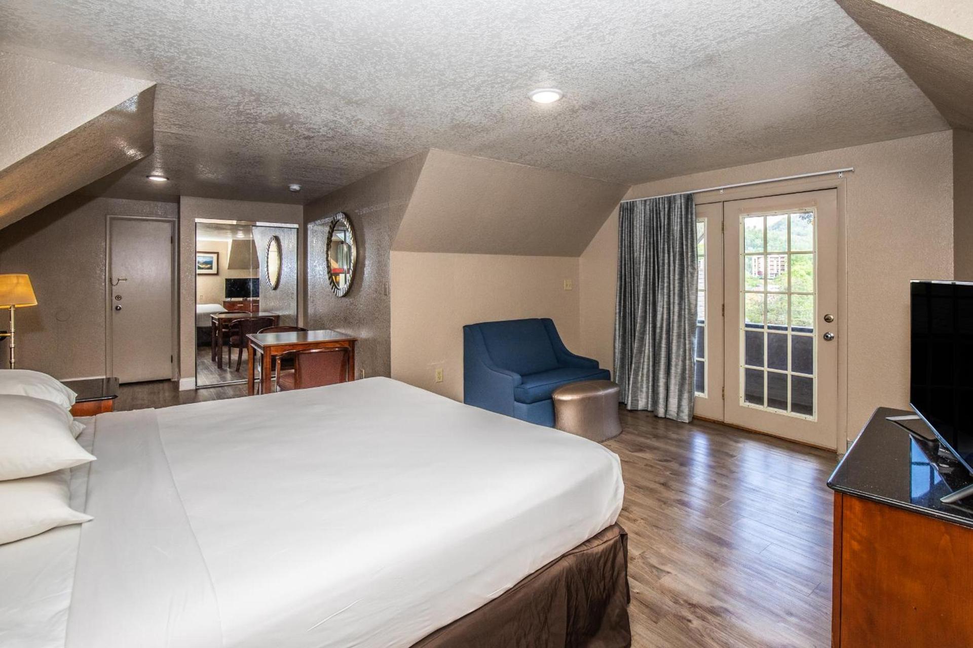 Fabulous Chalet Inn photo 19
