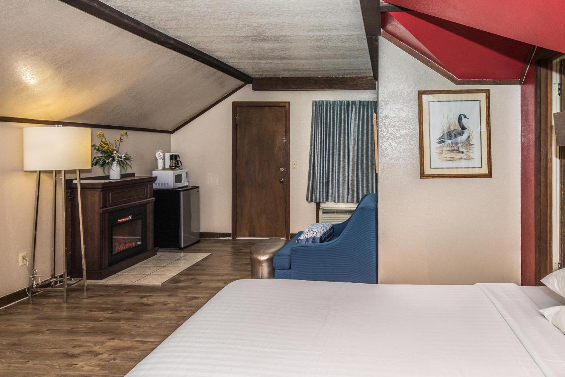 Fabulous Chalet Inn photo 18