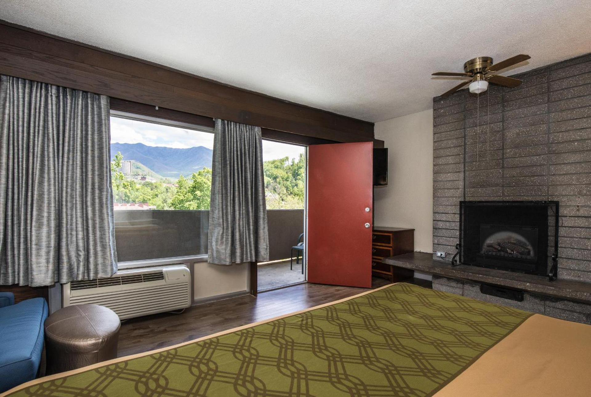 Fabulous Chalet Inn photo 16